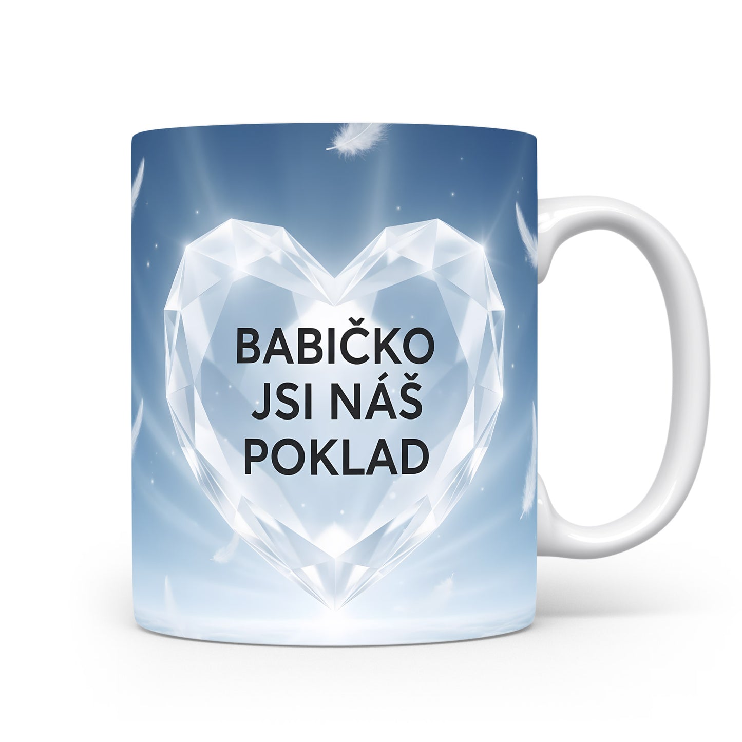 Hrnek s diamantovým srdcem a peříčky na modrém pozadí.