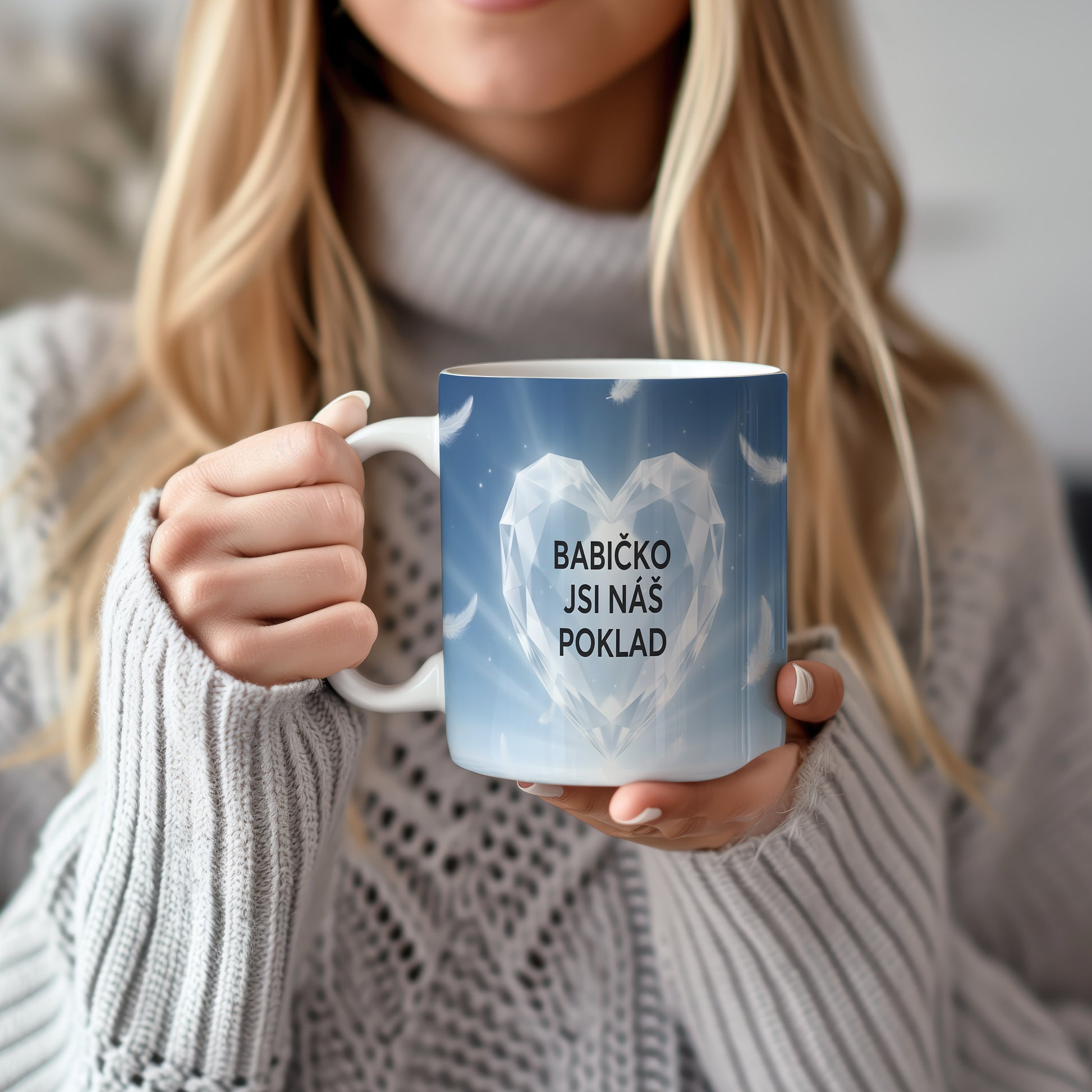 Hrnek s diamantovým srdcem a peříčky na modrém pozadí.