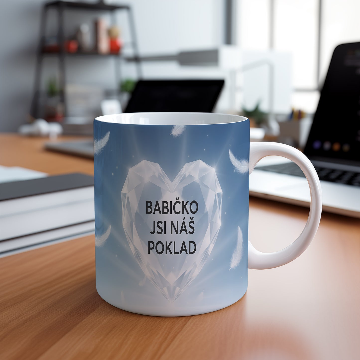 Hrnek s diamantovým srdcem a peříčky na modrém pozadí.