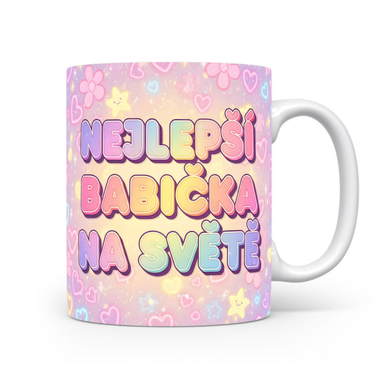 Hrnek s nápisem NEJLEPŠÍ BABIČKA NA SVĚTĚ s pastelovými srdci a květinami.