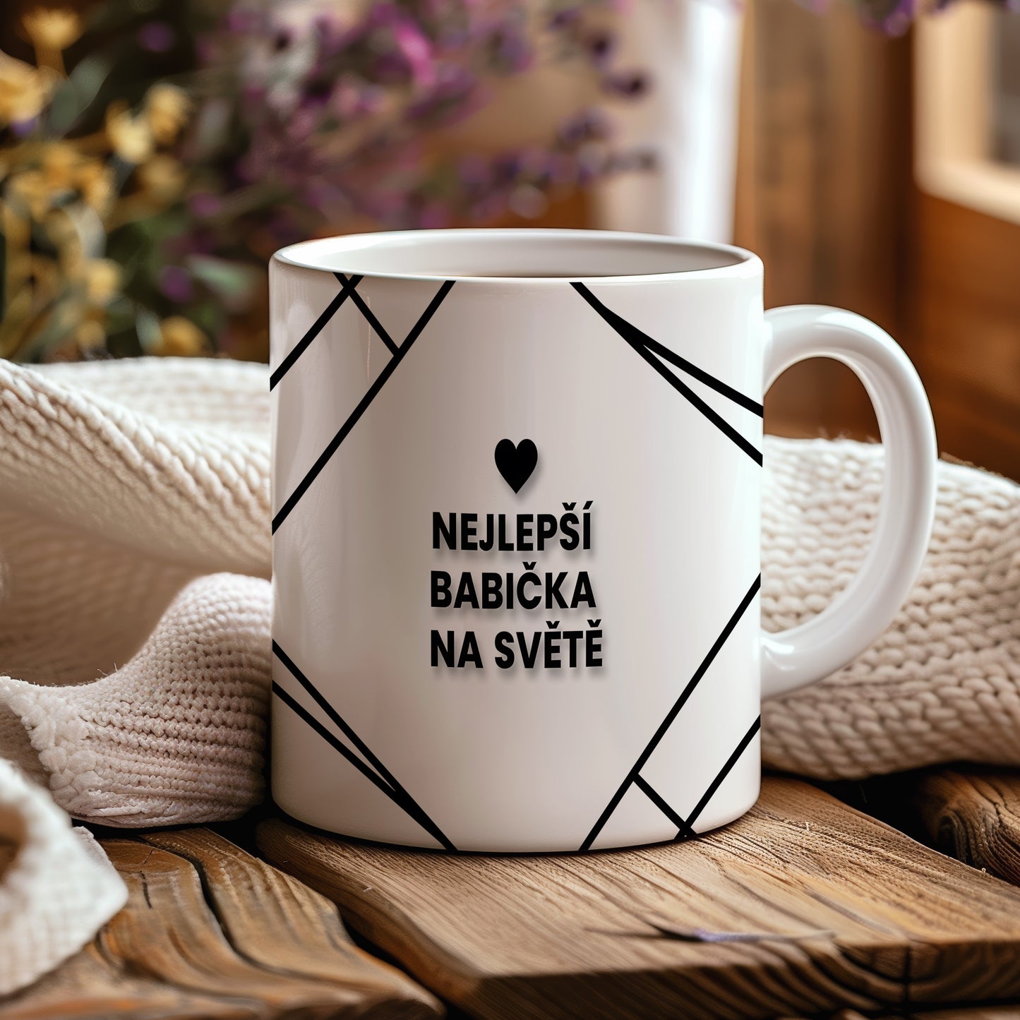 Bílý hrnek s černým nápisem a srdcem pro nejlepší babičku.
