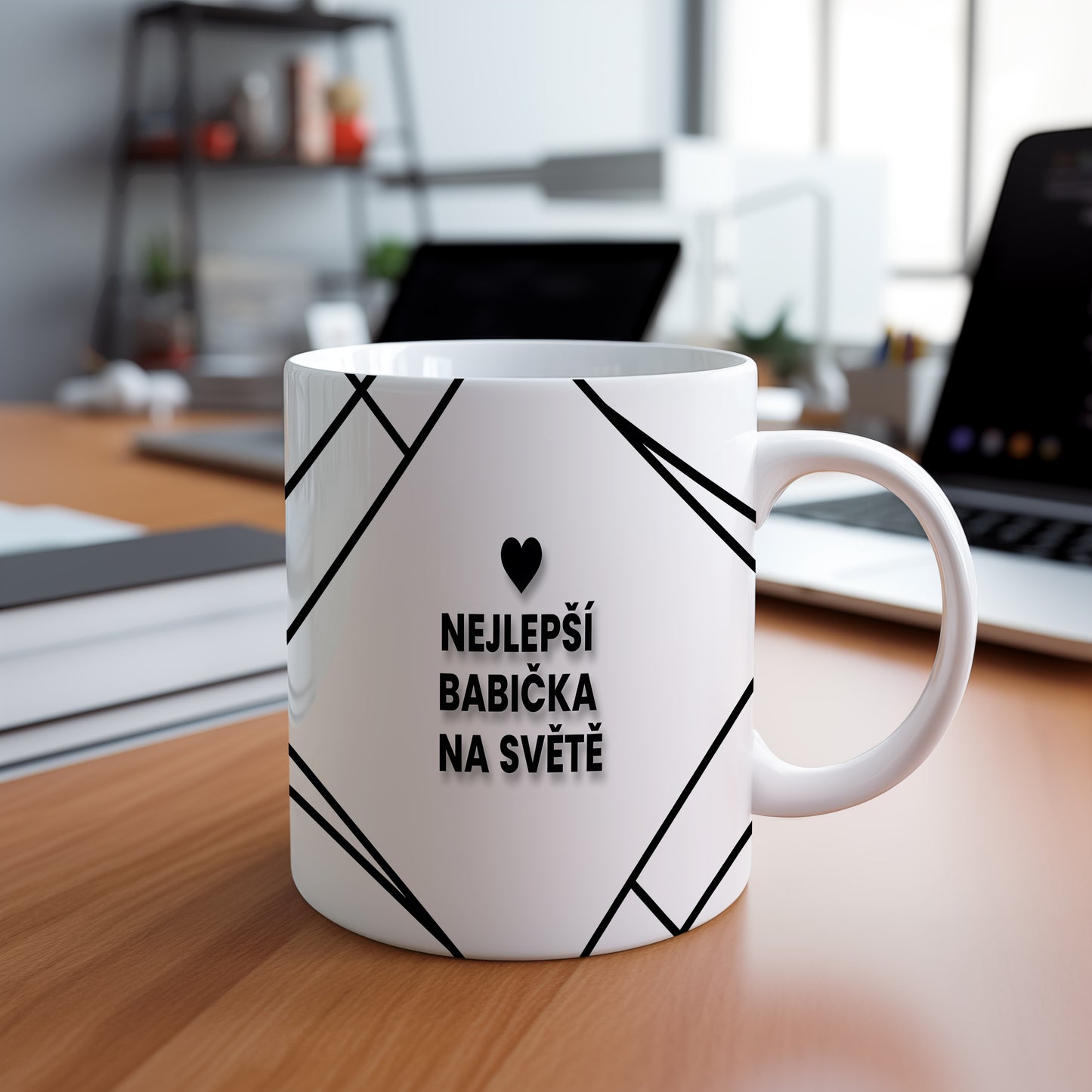 Bílý hrnek s černým nápisem a srdcem pro nejlepší babičku.