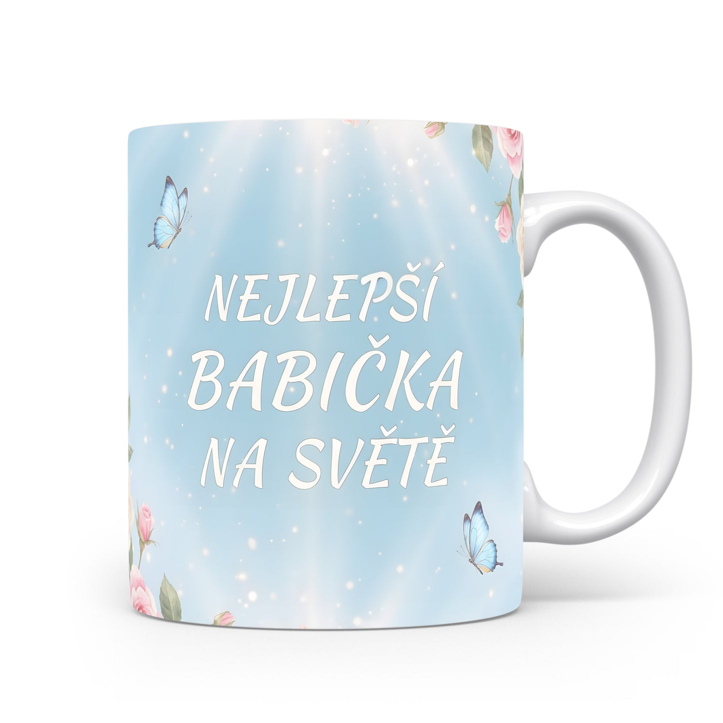 Hrnek s nápisem 'NEJLEPŠÍ BABIČKA NA SVĚTĚ', zdobený motýly a květinami.