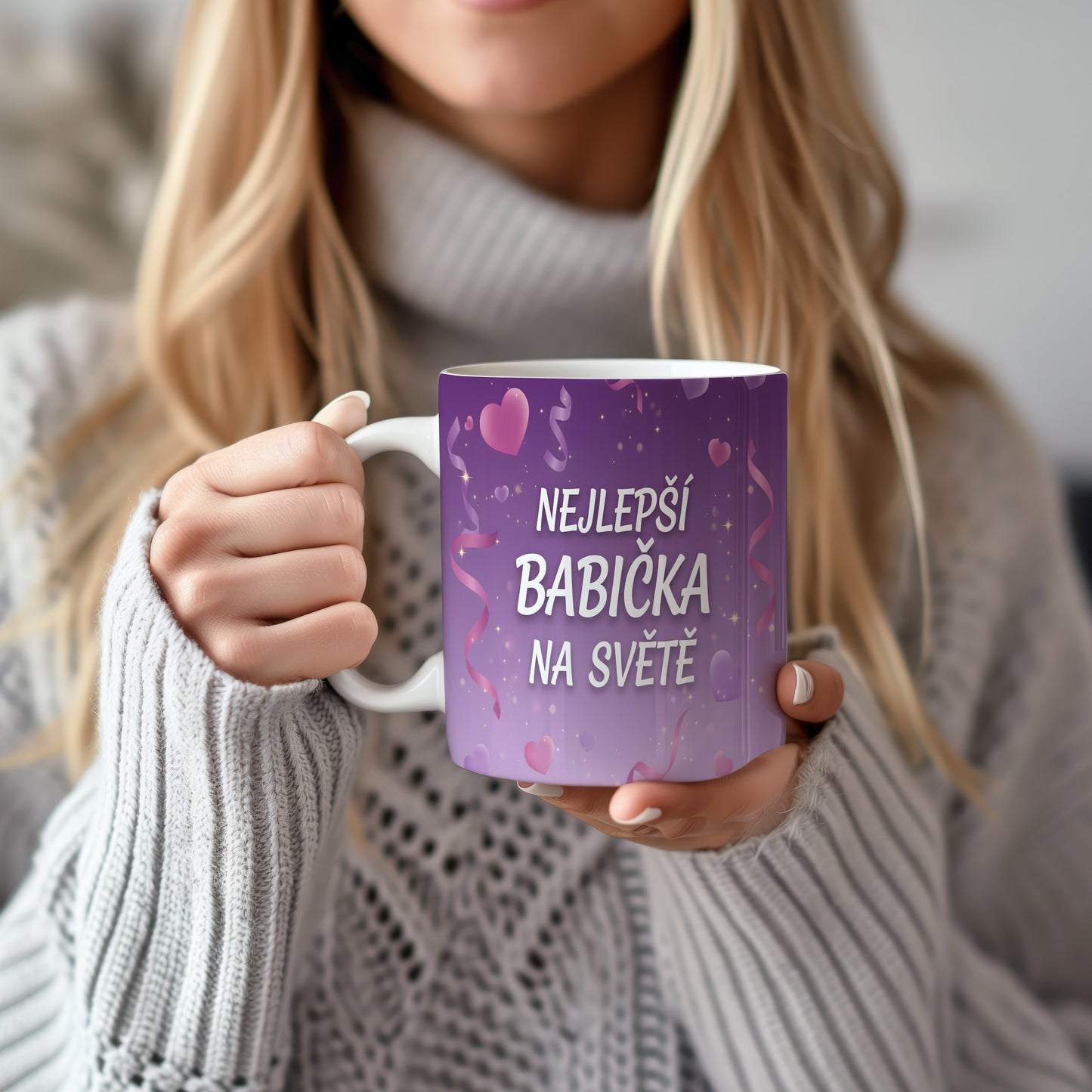 Fialový hrnek s nápisem NEJLEPŠÍ BABIČKA NA SVĚTĚ, srdci a stuhami.