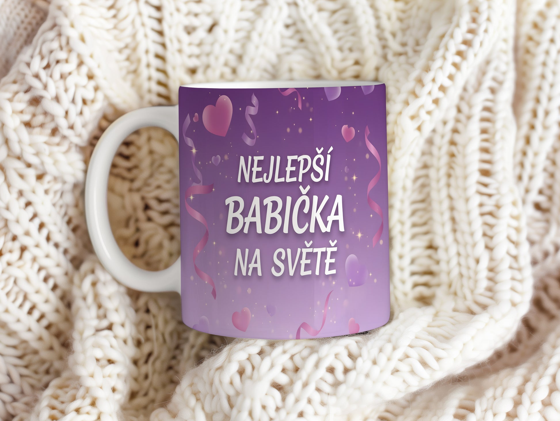 Fialový hrnek s nápisem NEJLEPŠÍ BABIČKA NA SVĚTĚ, srdci a stuhami.