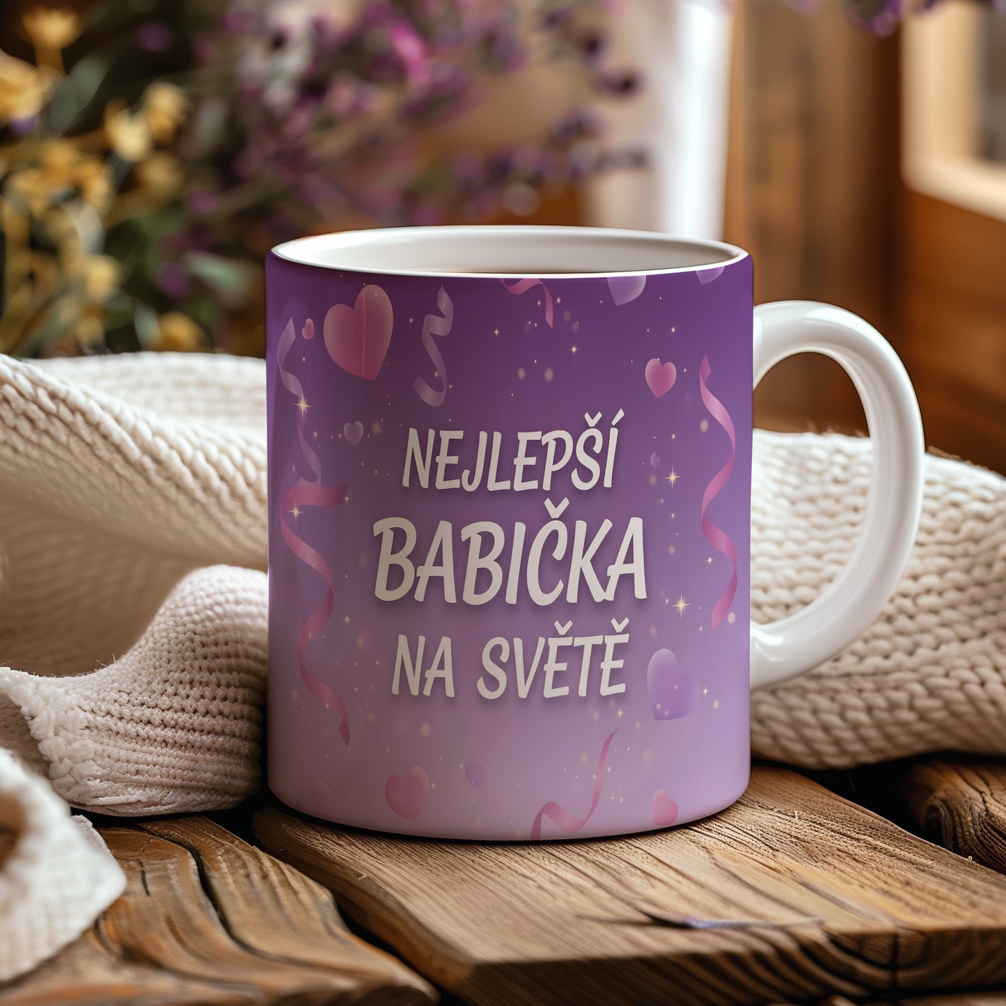 Fialový hrnek s nápisem NEJLEPŠÍ BABIČKA NA SVĚTĚ, srdci a stuhami.