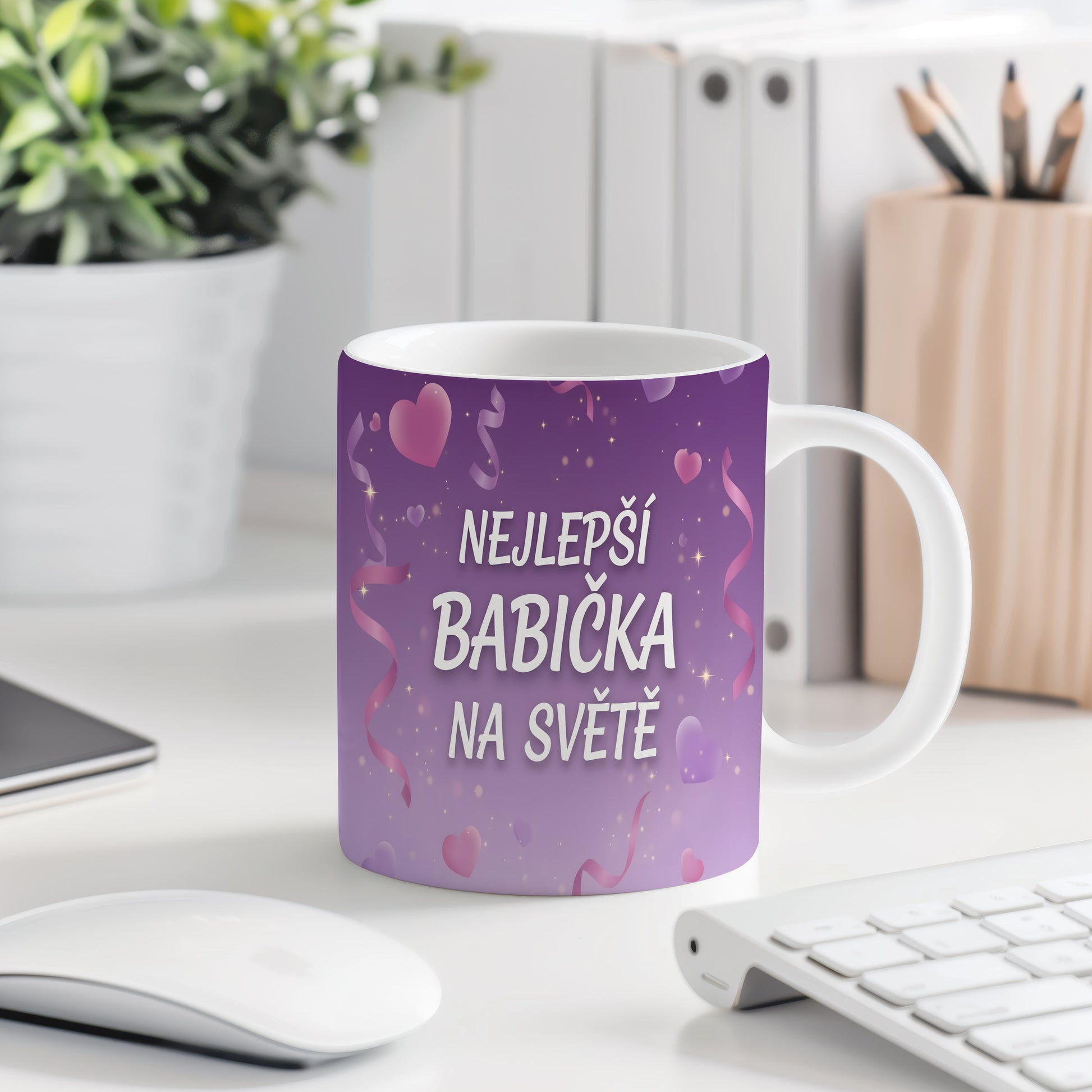 Fialový hrnek s nápisem NEJLEPŠÍ BABIČKA NA SVĚTĚ, srdci a stuhami.
