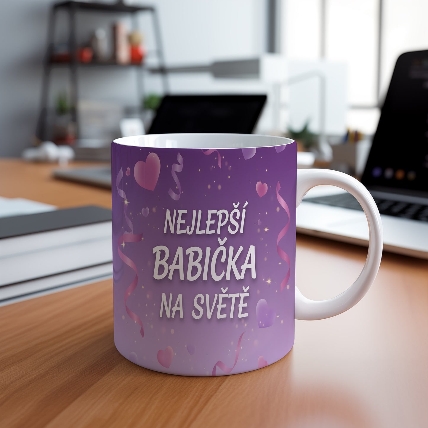 Fialový hrnek s nápisem NEJLEPŠÍ BABIČKA NA SVĚTĚ, srdci a stuhami.