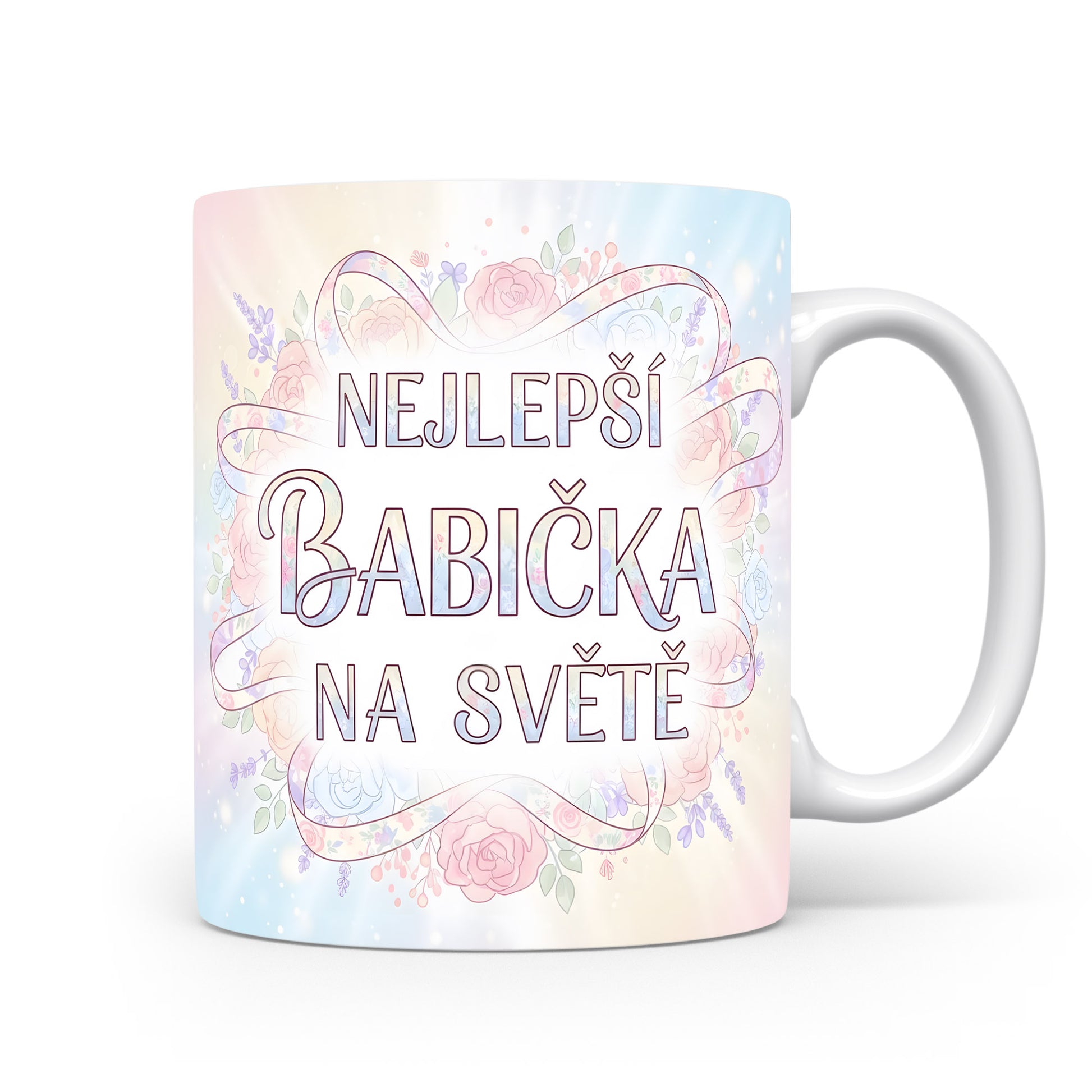Hrnek s nápisem NEJLEPŠÍ BABIČKA NA SVĚTĚ a pastelovými květinami.