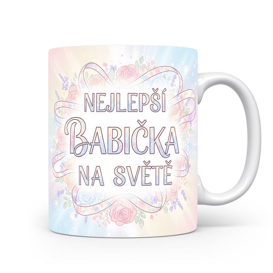 Hrnek s nápisem NEJLEPŠÍ BABIČKA NA SVĚTĚ a pastelovými květinami.