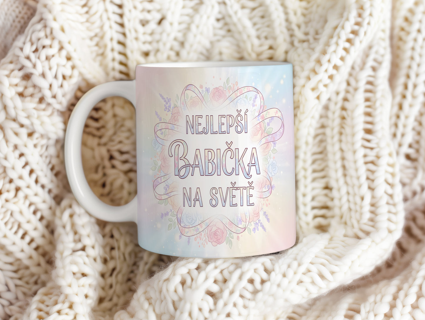 Hrnek s nápisem NEJLEPŠÍ BABIČKA NA SVĚTĚ a pastelovými květinami.