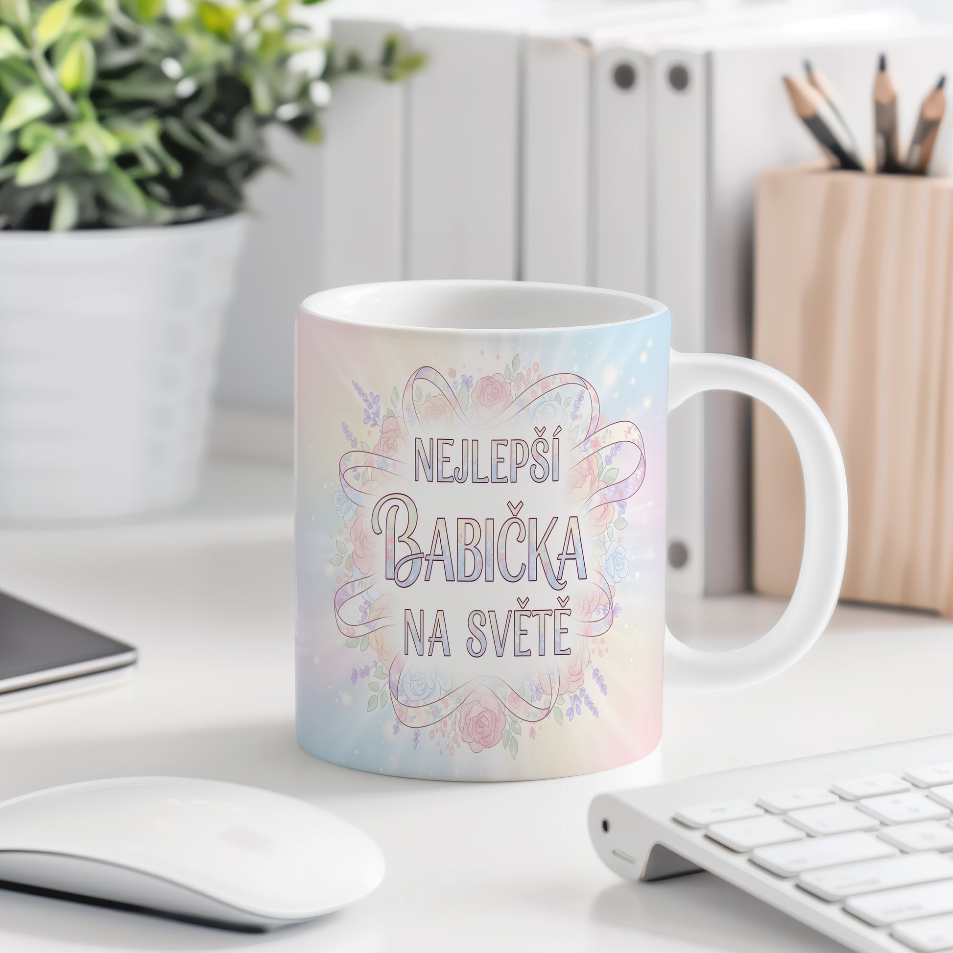 Hrnek s nápisem NEJLEPŠÍ BABIČKA NA SVĚTĚ a pastelovými květinami.