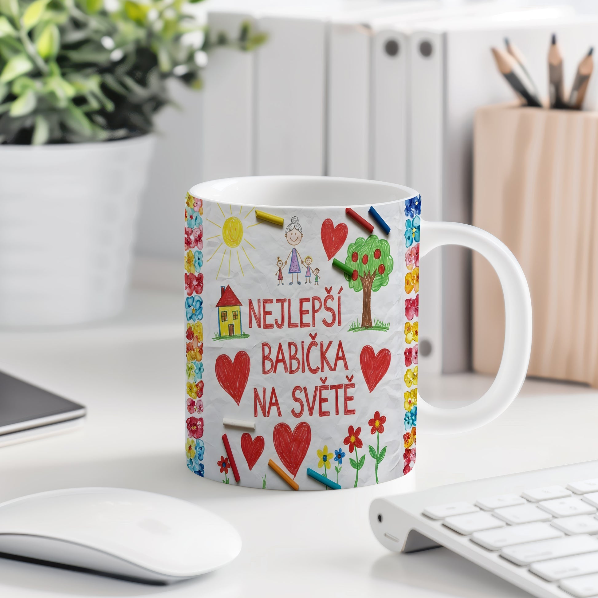Hrnek s dětskými kresbami a nápisem NEJLEPŠÍ BABIČKA NA SVĚTĚ.