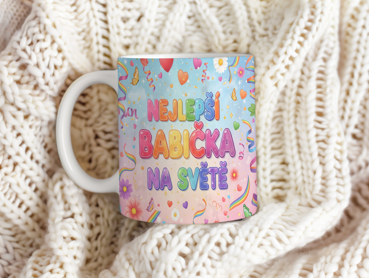 Hrnek s nápisem NEJLEPŠÍ BABIČKA NA SVĚTĚ a veselými motivy na pastelovém pozadí.