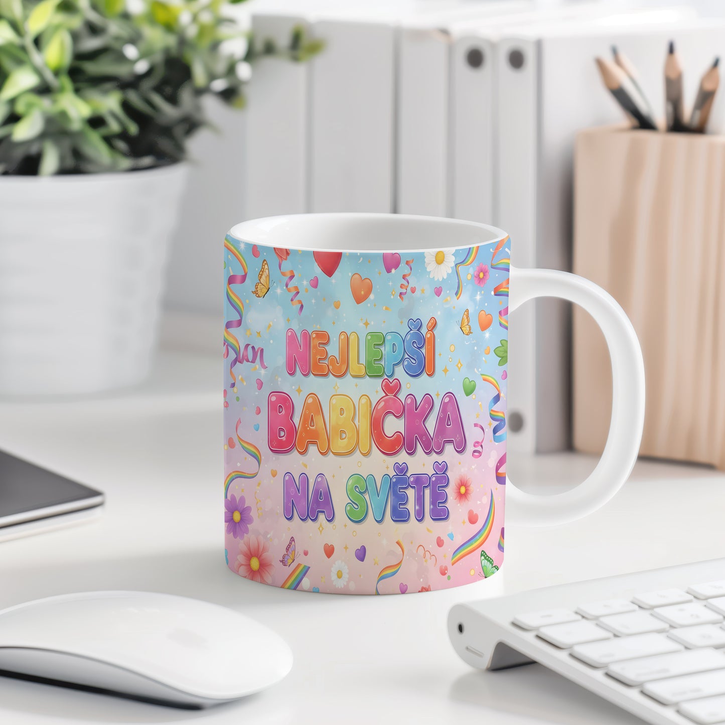 Hrnek s nápisem NEJLEPŠÍ BABIČKA NA SVĚTĚ a veselými motivy na pastelovém pozadí.