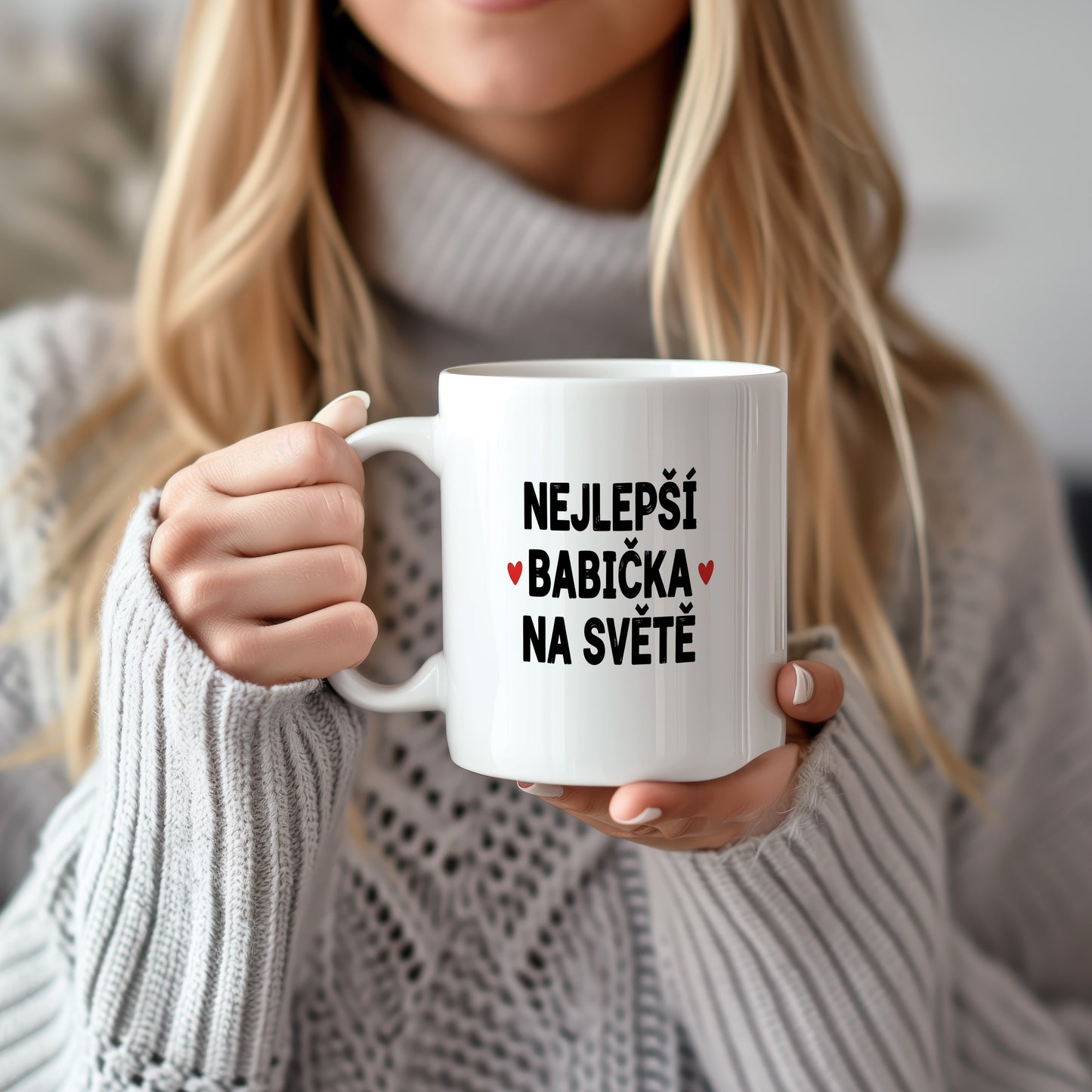 Bílý hrnek s nápisem NEJLEPŠÍ BABIČKA NA SVĚTĚ a červenými srdíčky.