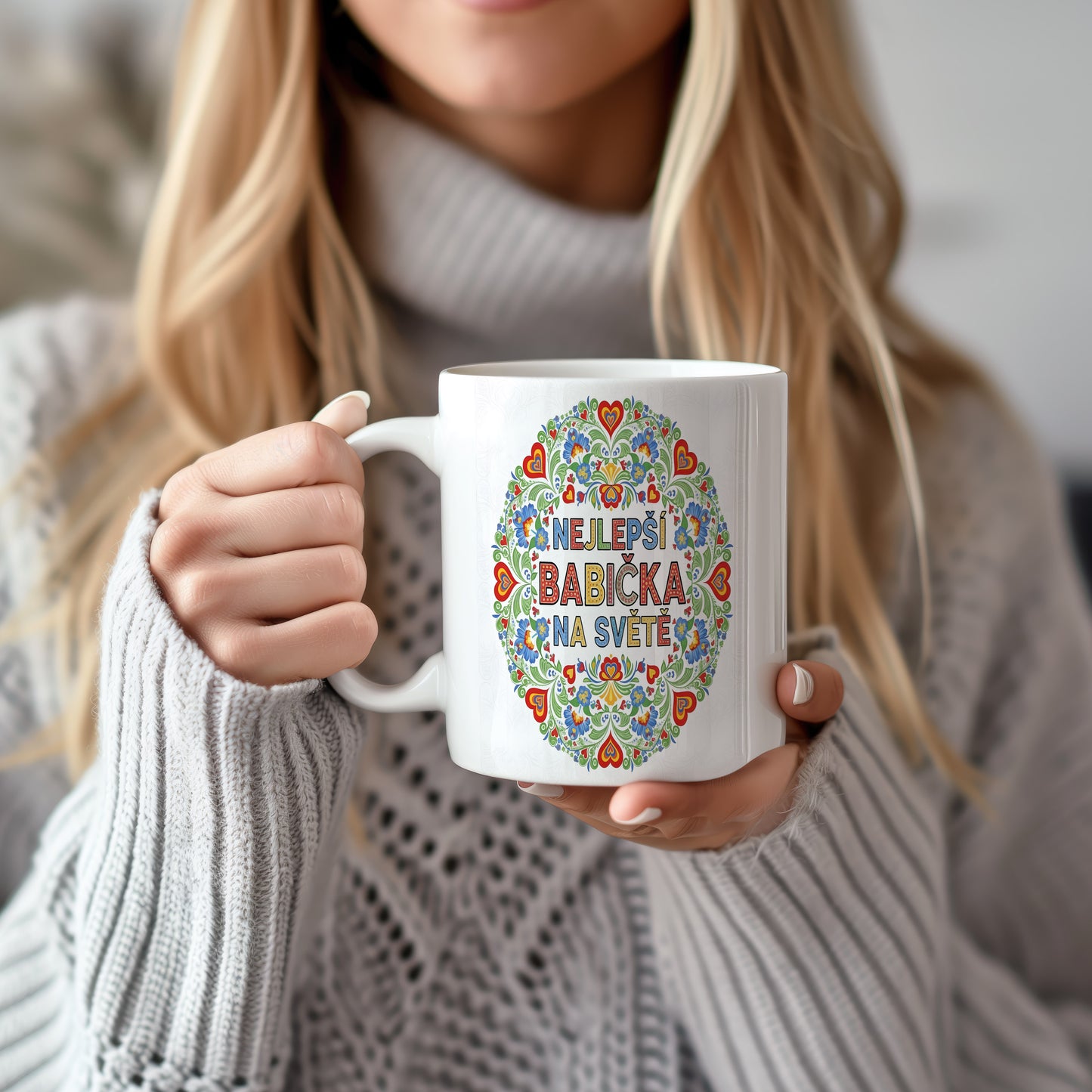 Hrnek s nápisem NEJLEPŠÍ BABIČKA NA SVĚTĚ a květinovými motivy.