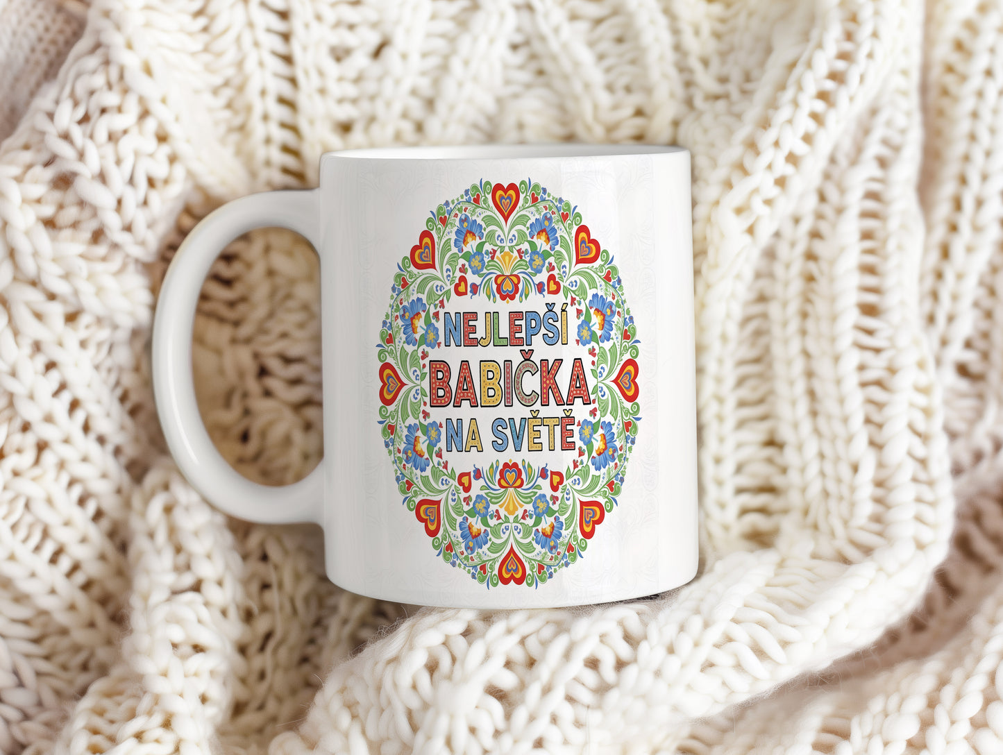 Hrnek s nápisem NEJLEPŠÍ BABIČKA NA SVĚTĚ a květinovými motivy.
