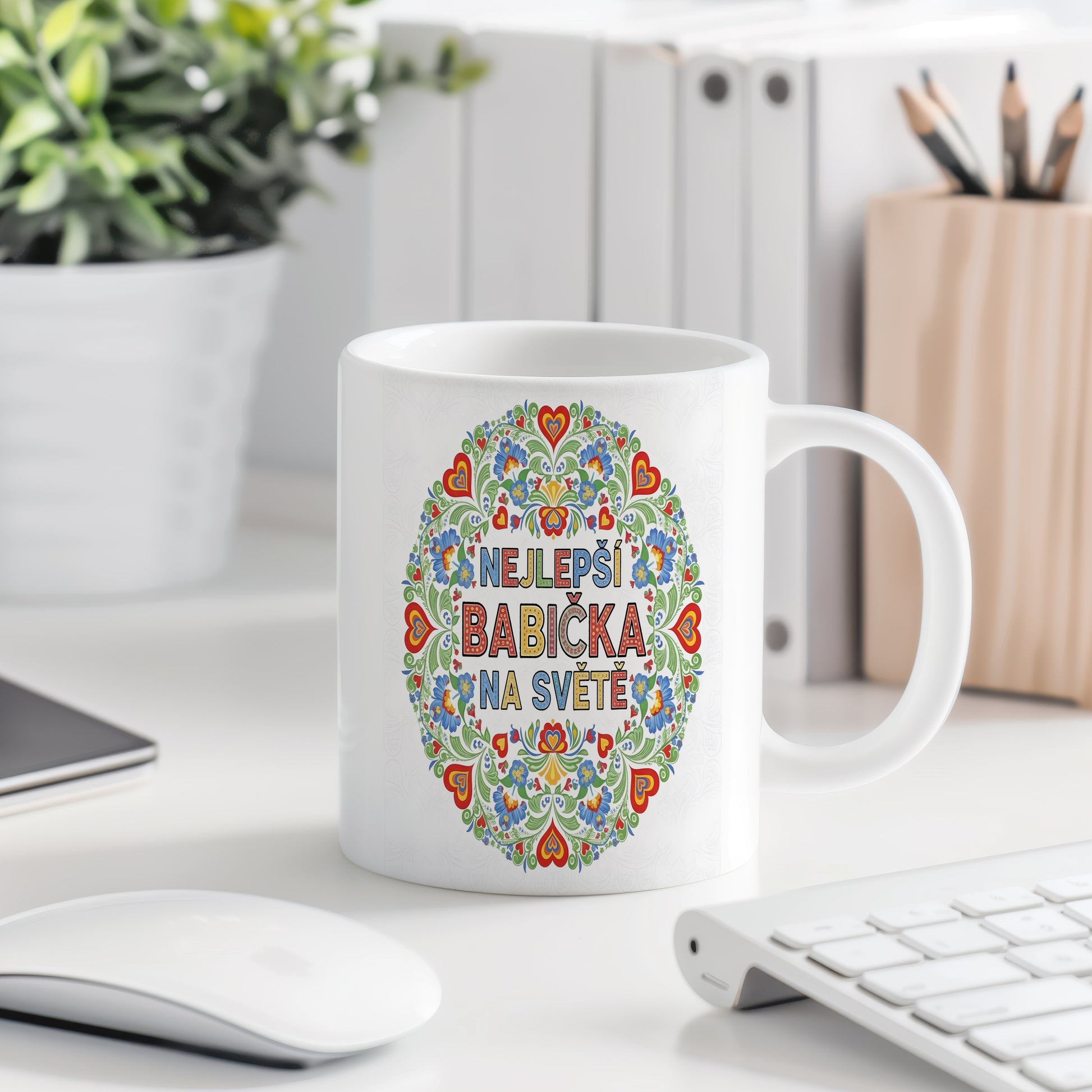 Hrnek s nápisem NEJLEPŠÍ BABIČKA NA SVĚTĚ a květinovými motivy.