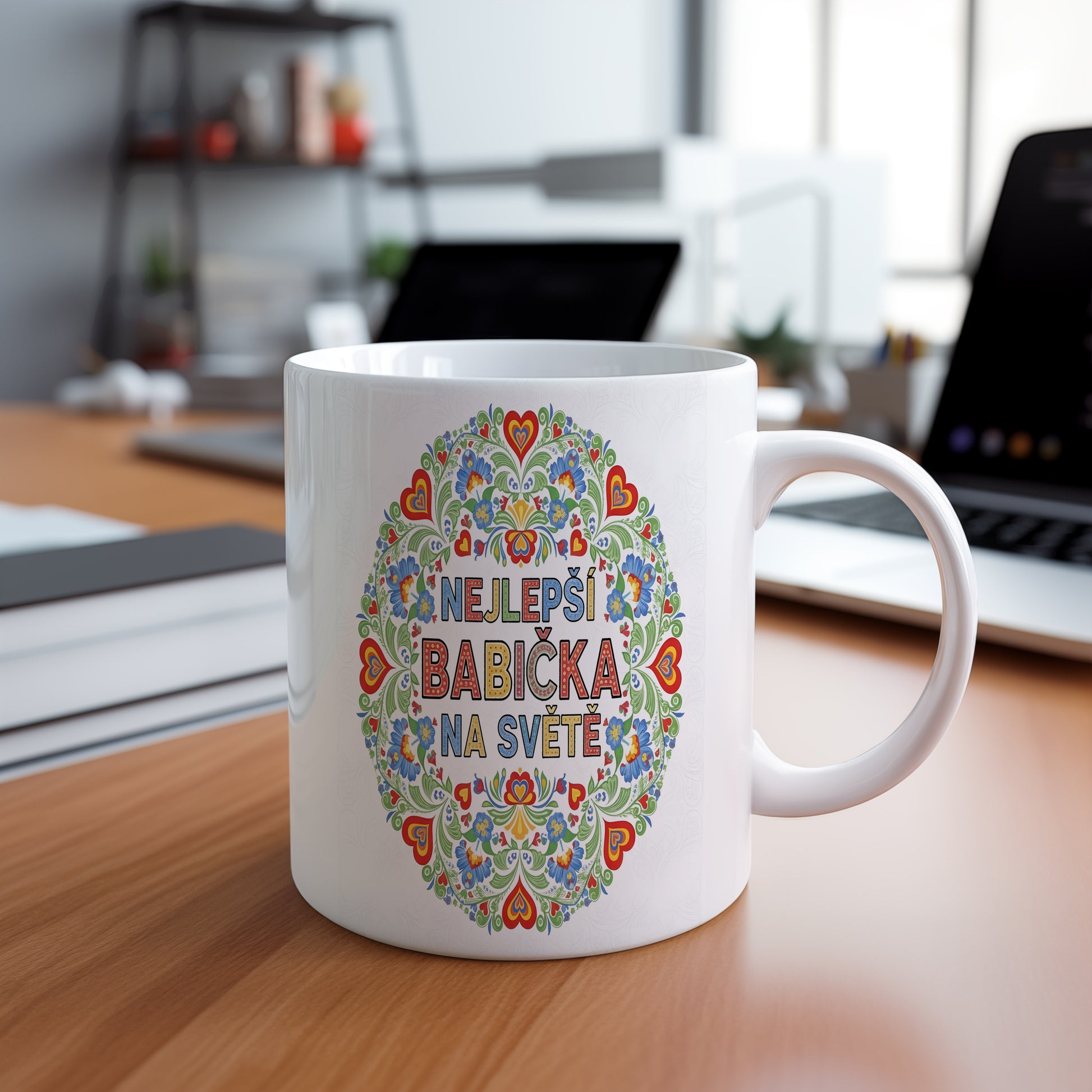 Hrnek s nápisem NEJLEPŠÍ BABIČKA NA SVĚTĚ a květinovými motivy.
