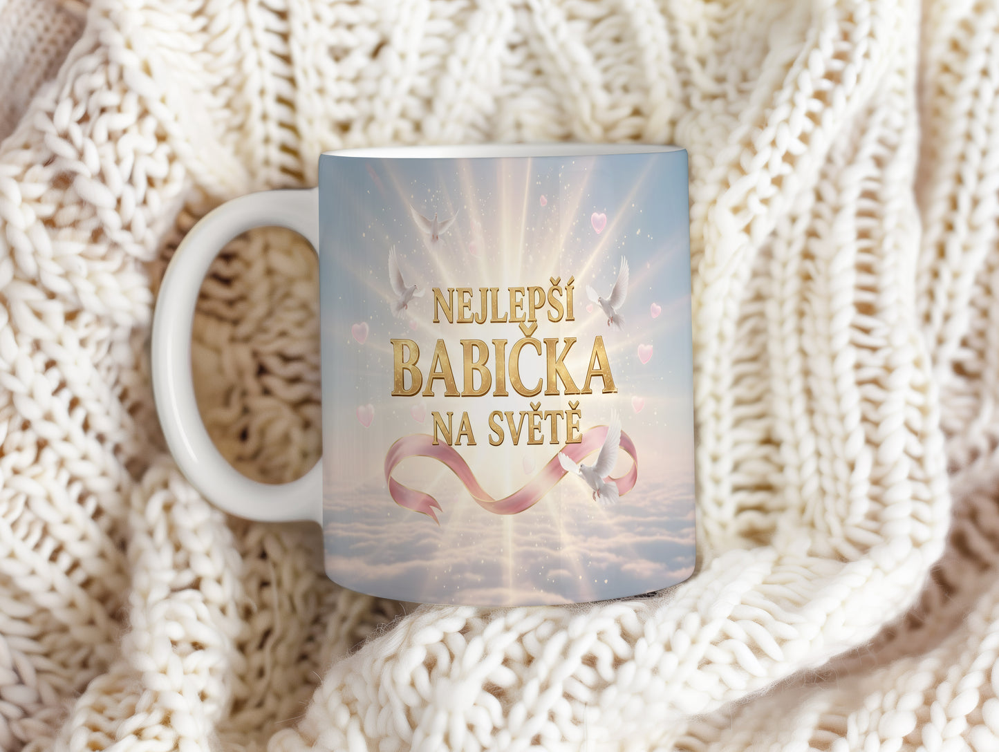 Hrnek s nápisem NEJLEPŠÍ BABIČKA NA SVĚTĚ a nebeským motivem.