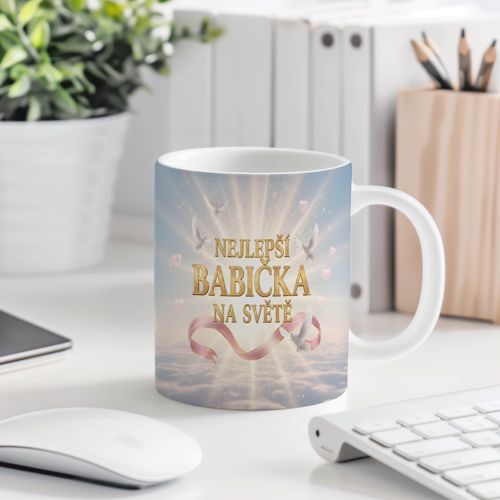 Hrnek s nápisem NEJLEPŠÍ BABIČKA NA SVĚTĚ a nebeským motivem.