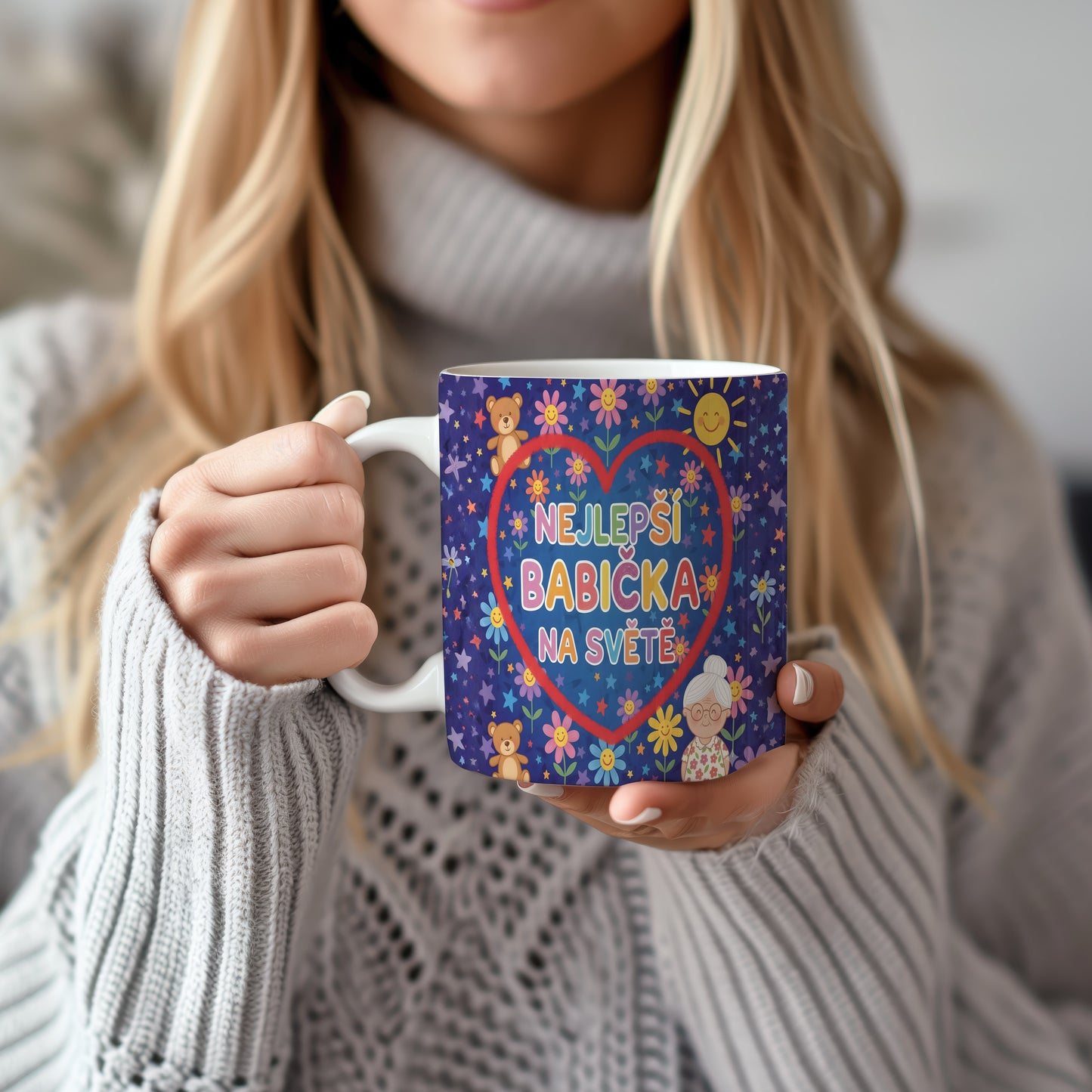 Hrnek s motivem květin, medvídků a sluníčka na modrém pozadí.