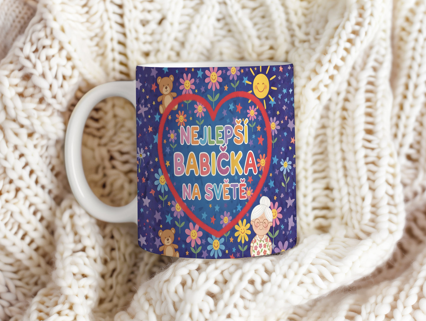 Hrnek s motivem květin, medvídků a sluníčka na modrém pozadí.