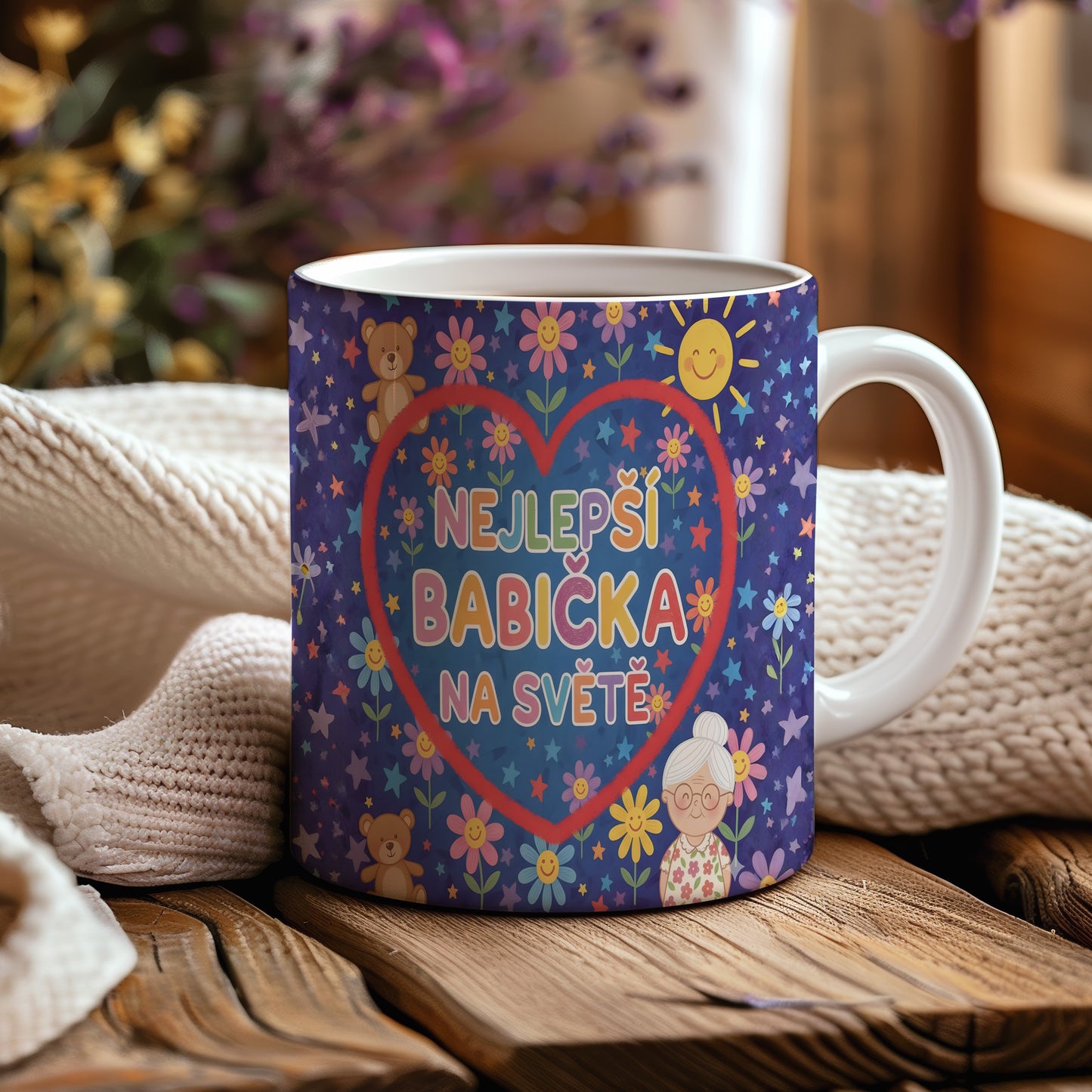 Hrnek s motivem květin, medvídků a sluníčka na modrém pozadí.