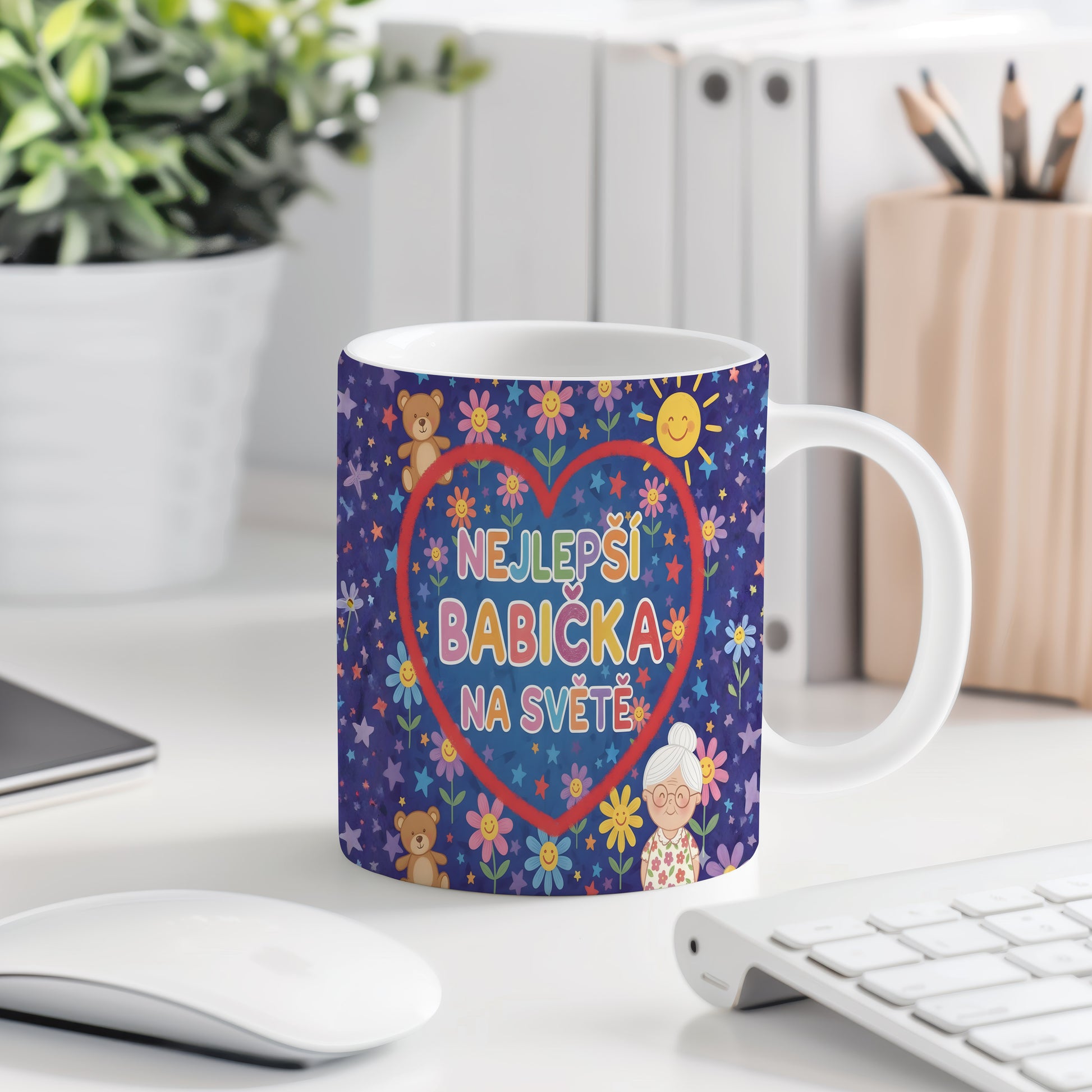 Hrnek s motivem květin, medvídků a sluníčka na modrém pozadí.