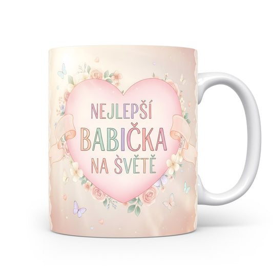 Hrnek s nápisem NEJLEPŠÍ BABIČKA NA SVĚTĚ, ozdobený květinami a motýly.