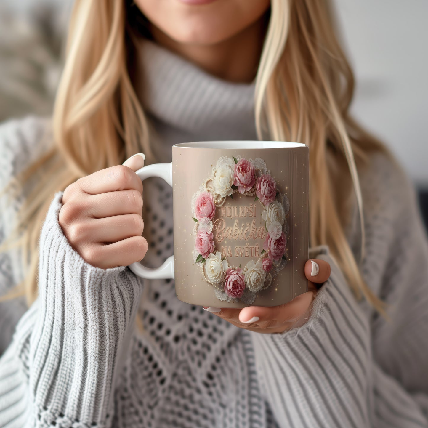 Hrnek s nápisem NEJLEPŠÍ BABIČKA NA SVĚTĚ a květinovým věncem.