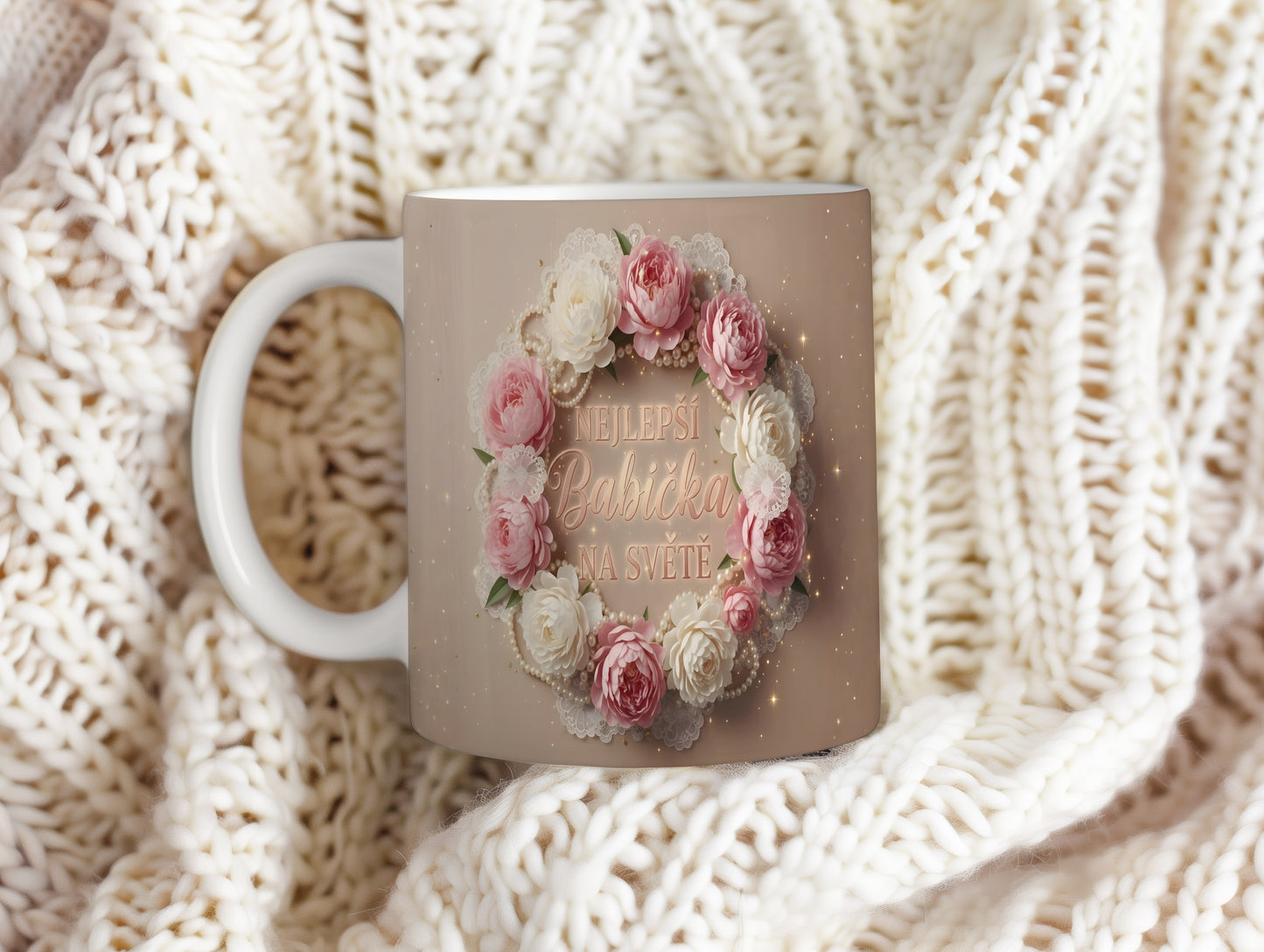 Hrnek s nápisem NEJLEPŠÍ BABIČKA NA SVĚTĚ a květinovým věncem.