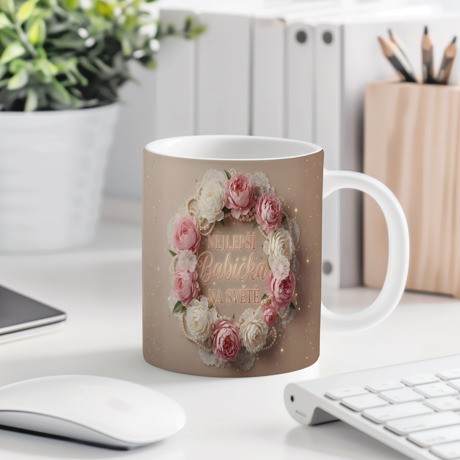 Hrnek s nápisem NEJLEPŠÍ BABIČKA NA SVĚTĚ a květinovým věncem.