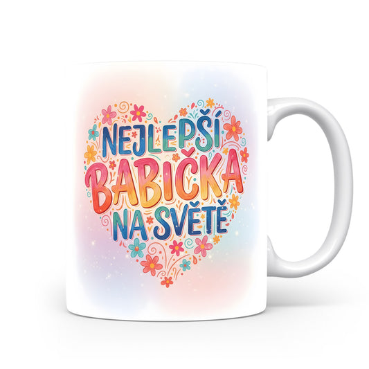 Hrnek s nápisem NEJLEPŠÍ BABIČKA NA SVĚTĚ a pastelovými květinami.