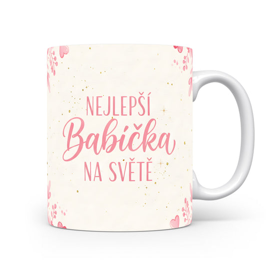 Hrnek s nápisem 'NEJLEPŠÍ BABIČKA NA SVĚTĚ' a růžovými srdci.