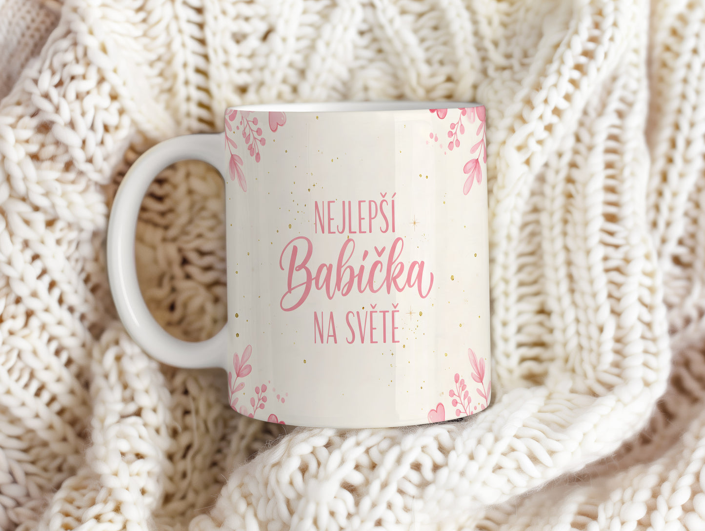 Hrnek s nápisem 'NEJLEPŠÍ BABIČKA NA SVĚTĚ' a růžovými srdci.