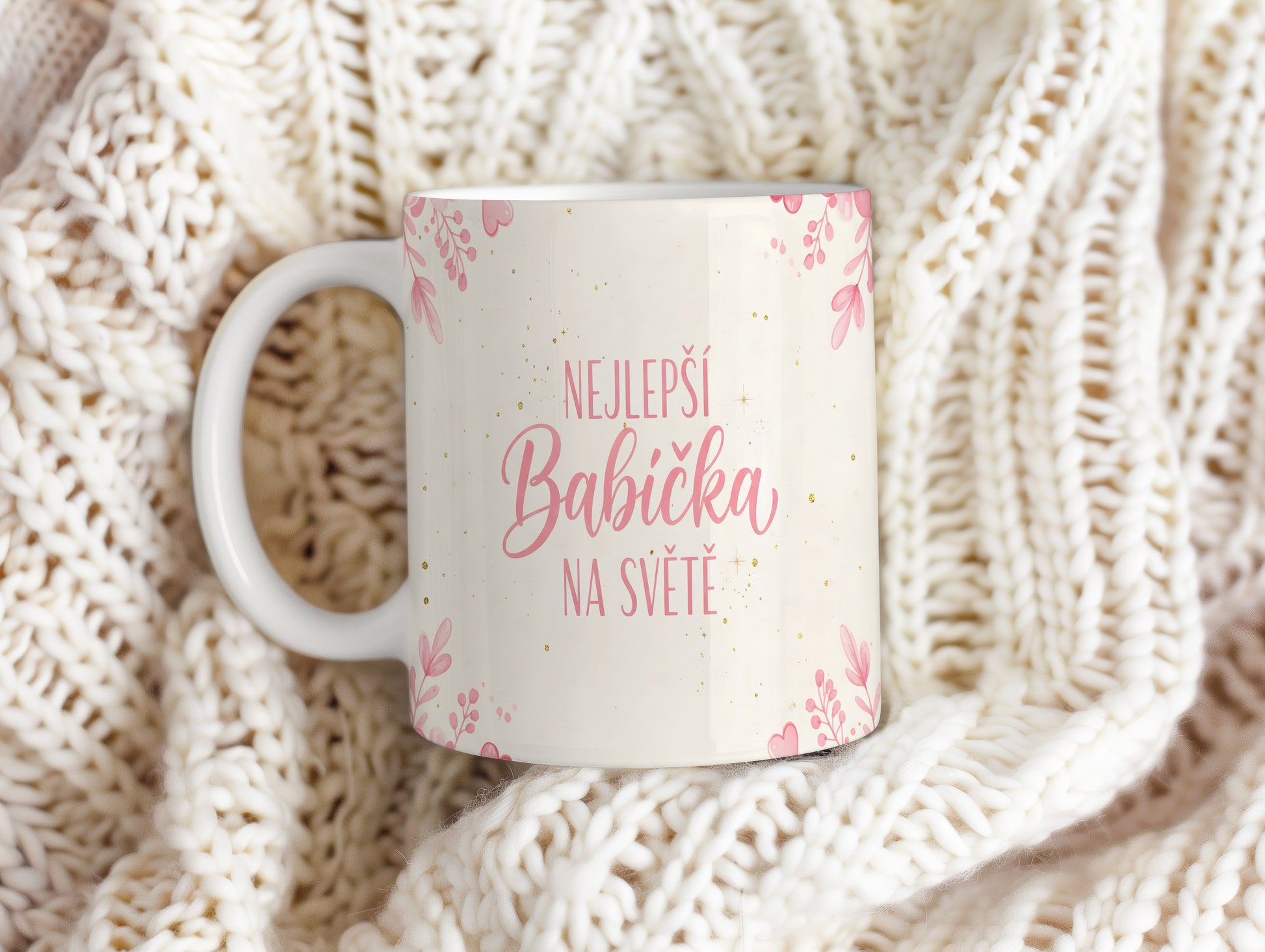 Hrnek s nápisem 'NEJLEPŠÍ BABIČKA NA SVĚTĚ' a růžovými srdci.
