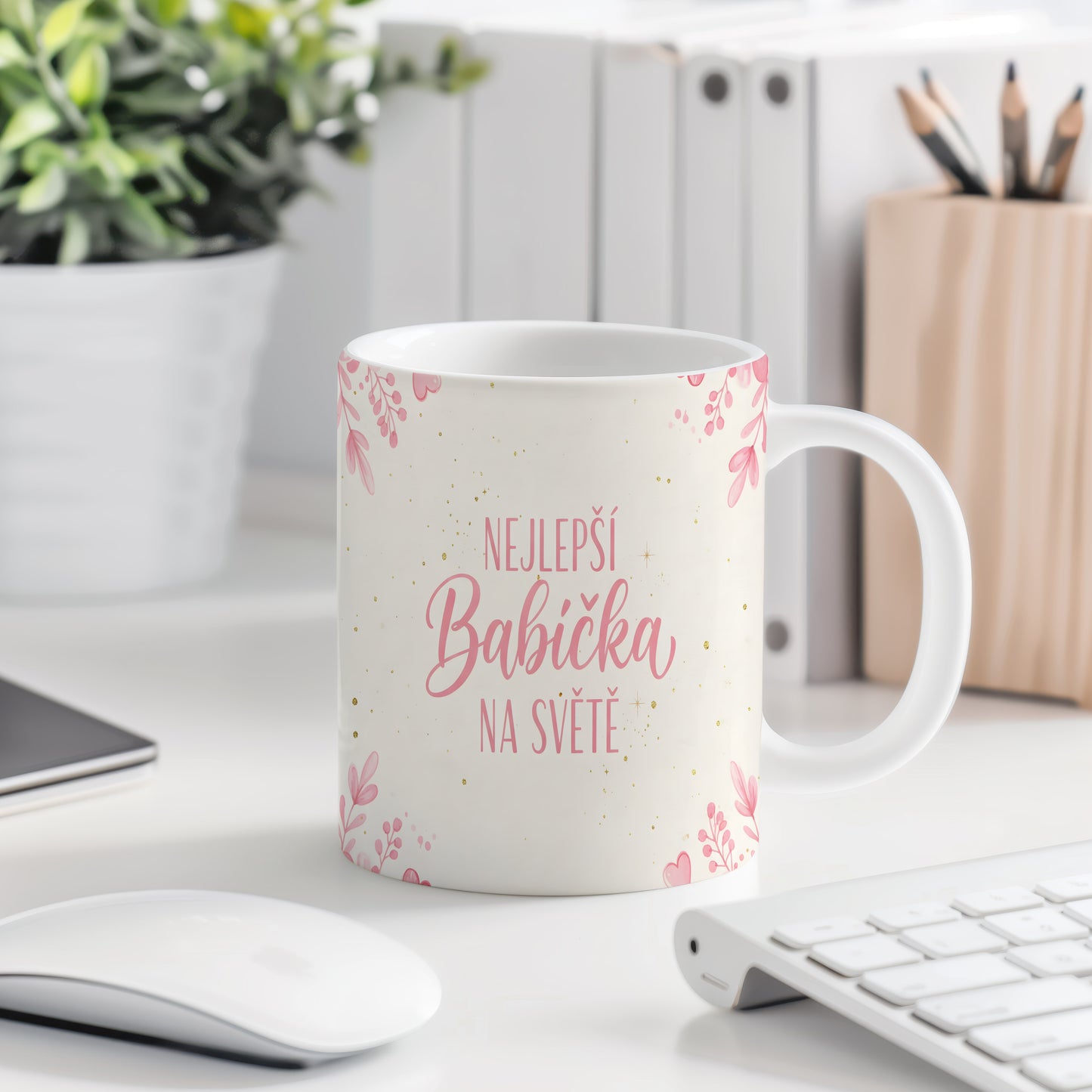 Hrnek s nápisem 'NEJLEPŠÍ BABIČKA NA SVĚTĚ' a růžovými srdci.