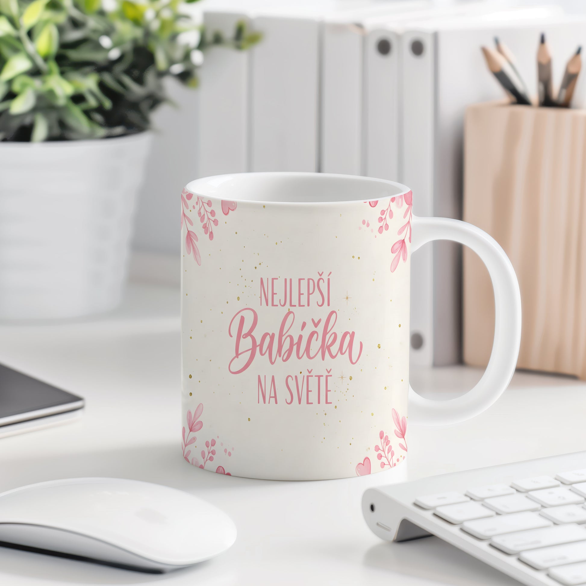 Hrnek s nápisem 'NEJLEPŠÍ BABIČKA NA SVĚTĚ' a růžovými srdci.