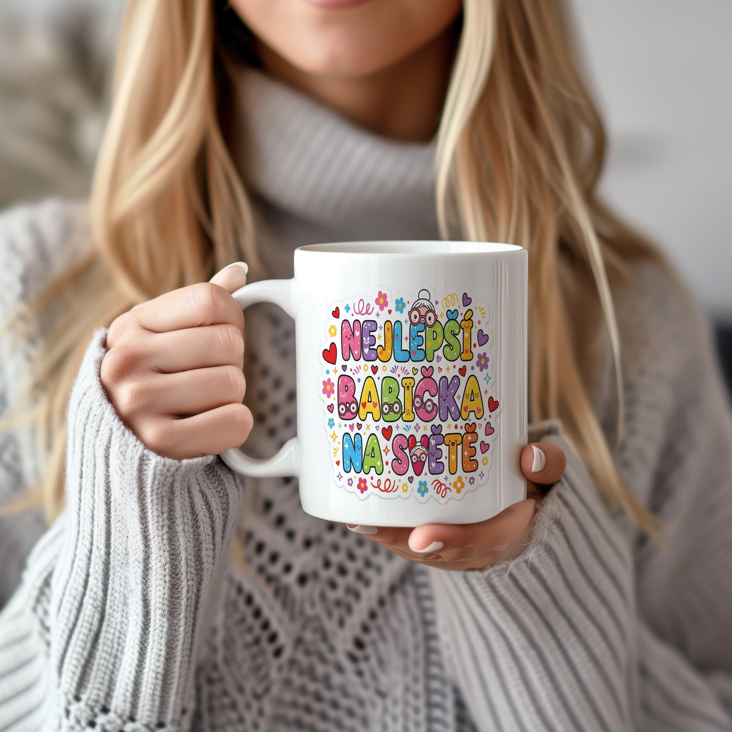 Hravý hrnek s barevnými srdci a květinami pro babičku.