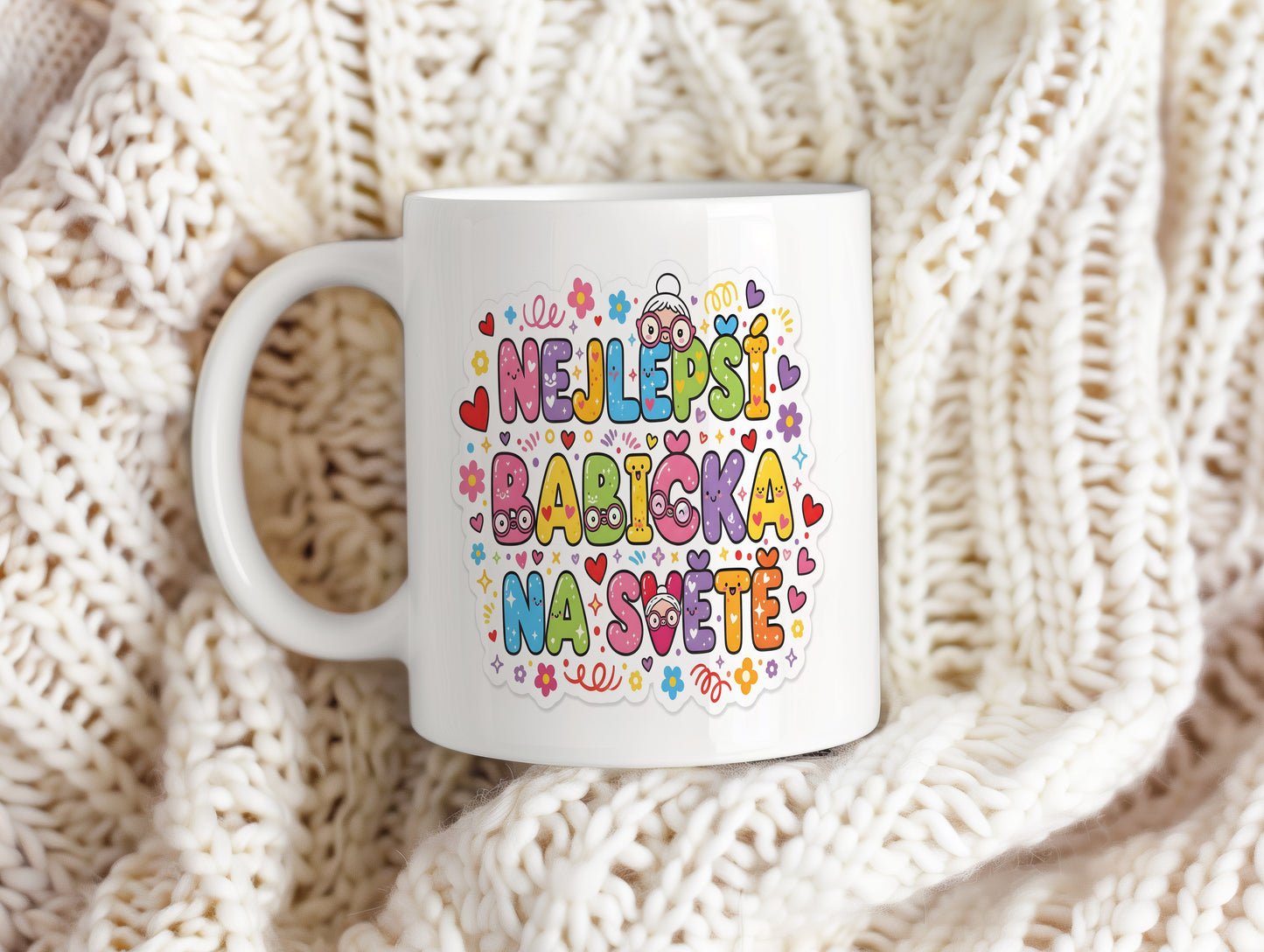 Hravý hrnek s barevnými srdci a květinami pro babičku.