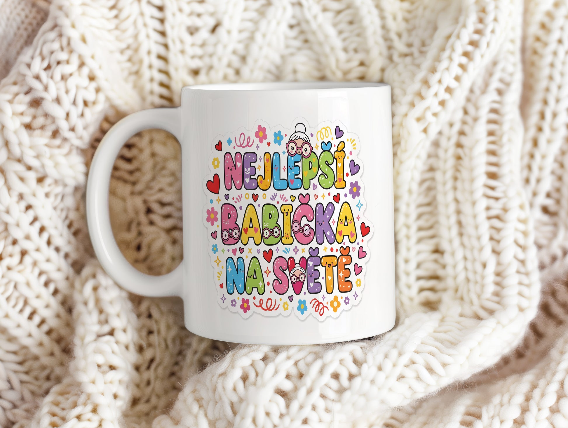 Hravý hrnek s barevnými srdci a květinami pro babičku.