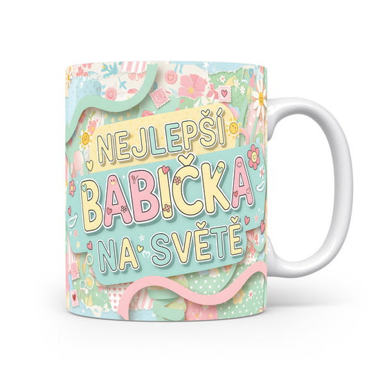 Pastelový hrnek s nápisem NEJLEPŠÍ BABIČKA NA SVĚTĚ a květinovými motivy.