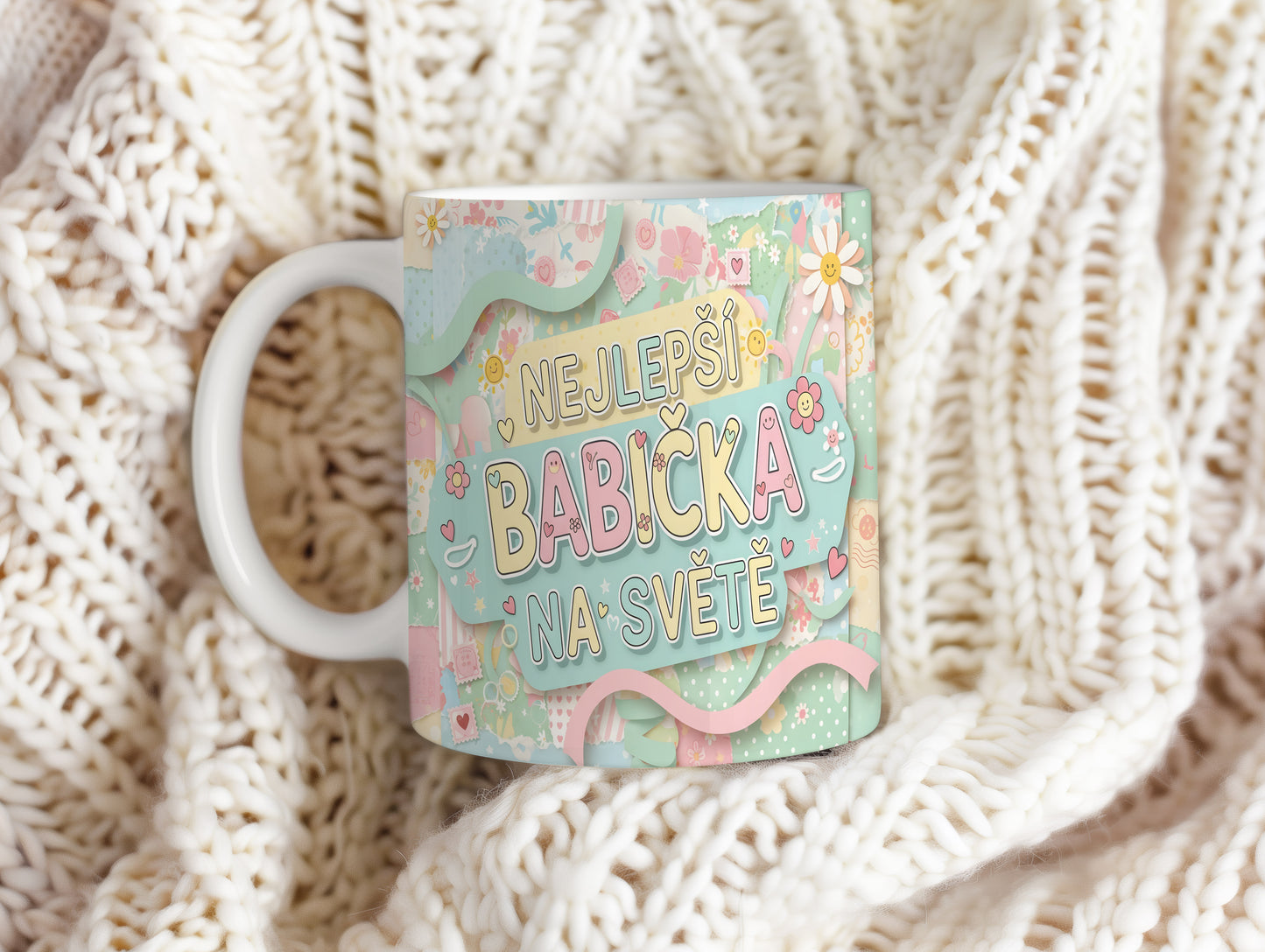 Pastelový hrnek s nápisem NEJLEPŠÍ BABIČKA NA SVĚTĚ a květinovými motivy.