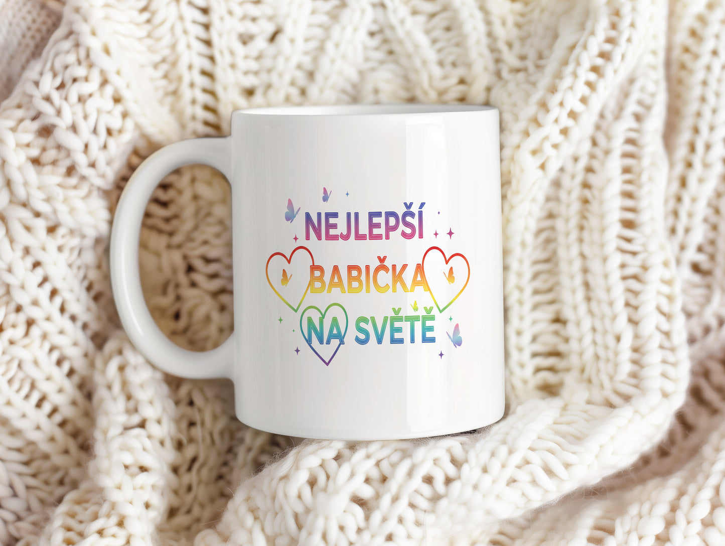 Hrnek s duhovými nápisy a motivy srdcí a motýlků.