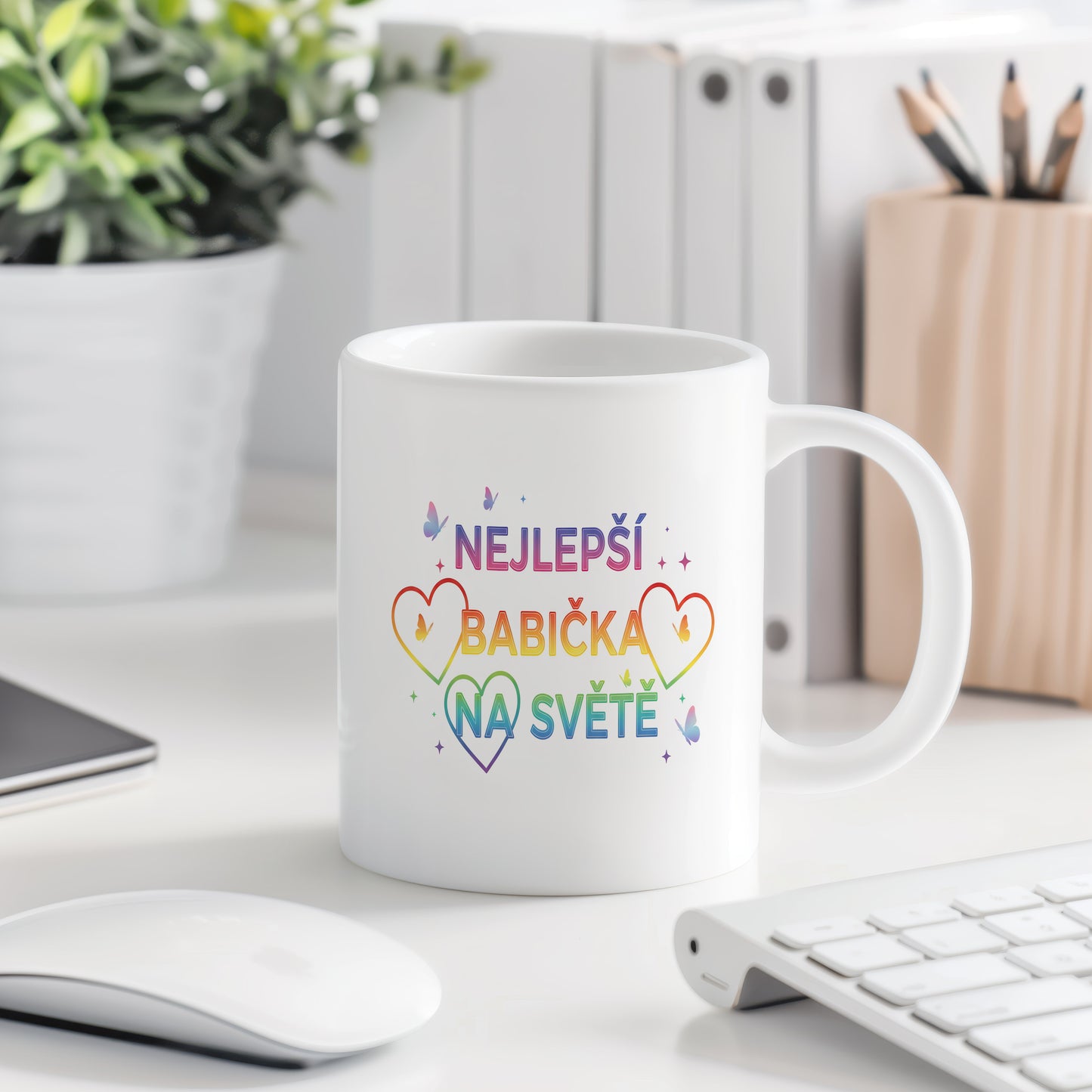 Hrnek s duhovými nápisy a motivy srdcí a motýlků.