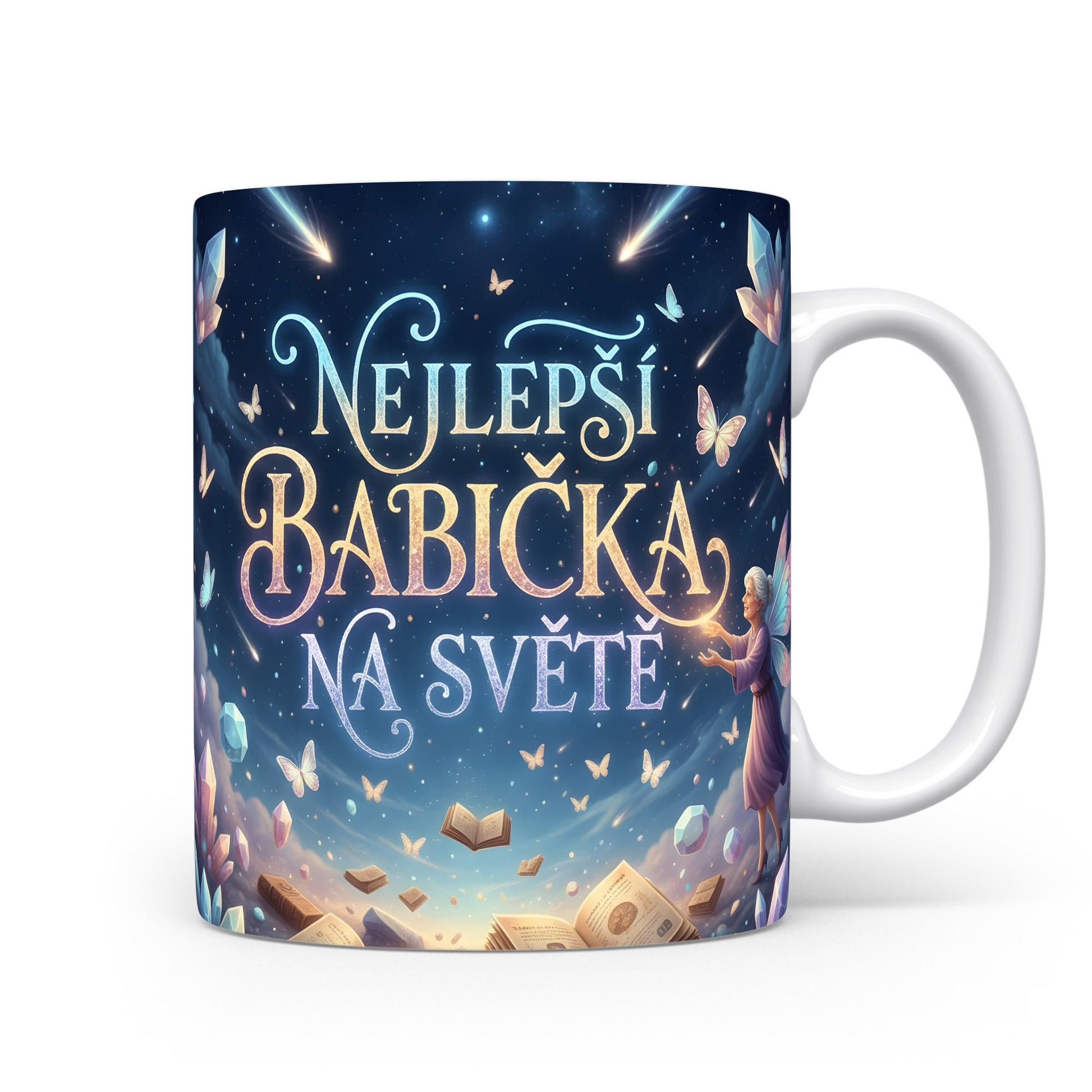 Hrnek s pohádkovým motivem motýlů, krystalů a knih na hvězdné obloze.