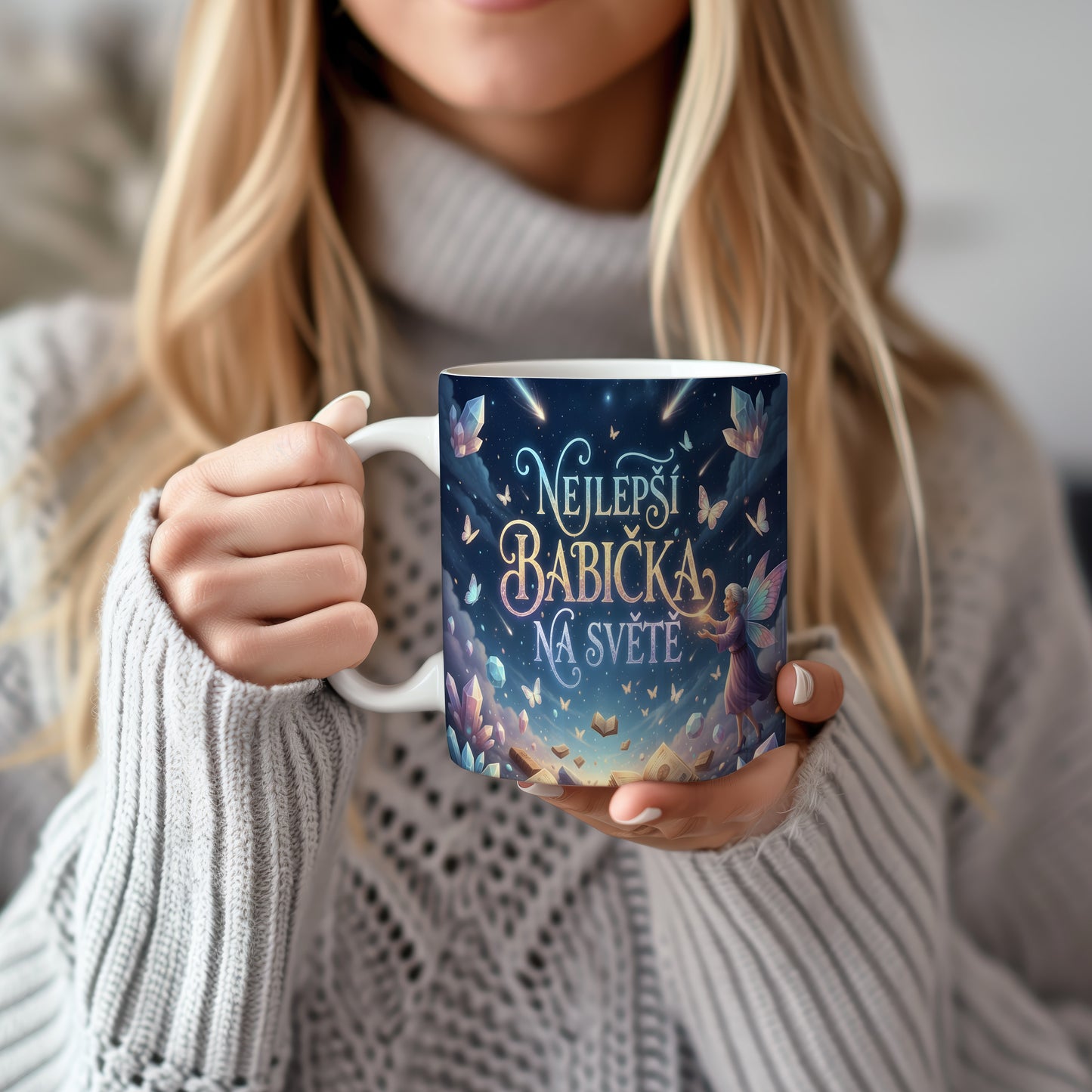 Hrnek s pohádkovým motivem motýlů, krystalů a knih na hvězdné obloze.