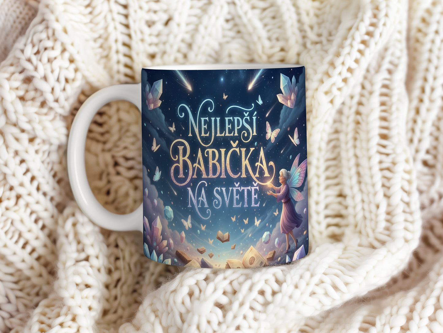 Hrnek s pohádkovým motivem motýlů, krystalů a knih na hvězdné obloze.